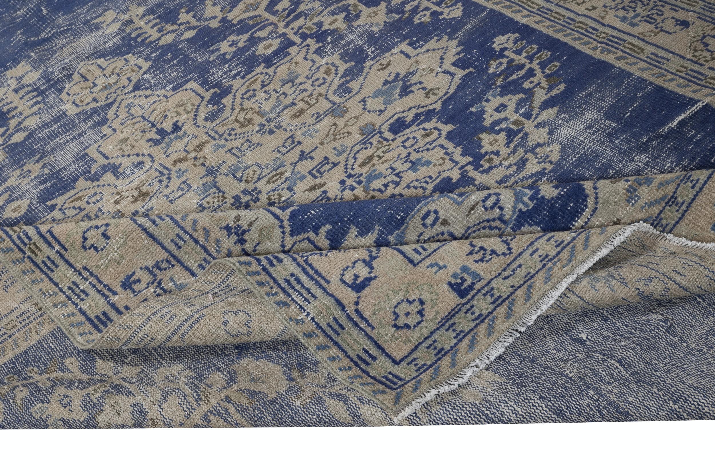 Rustico Tappeto vintage fatto a mano blu scuro 6.4x9.5 Ft. Tappeto turco unico nel suo genere in vendita