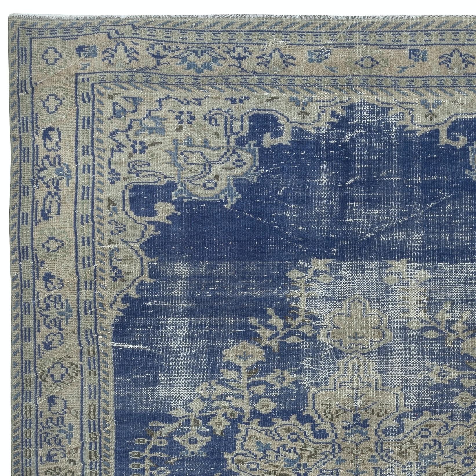 Turco Tappeto vintage fatto a mano blu scuro 6.4x9.5 Ft. Tappeto turco unico nel suo genere in vendita