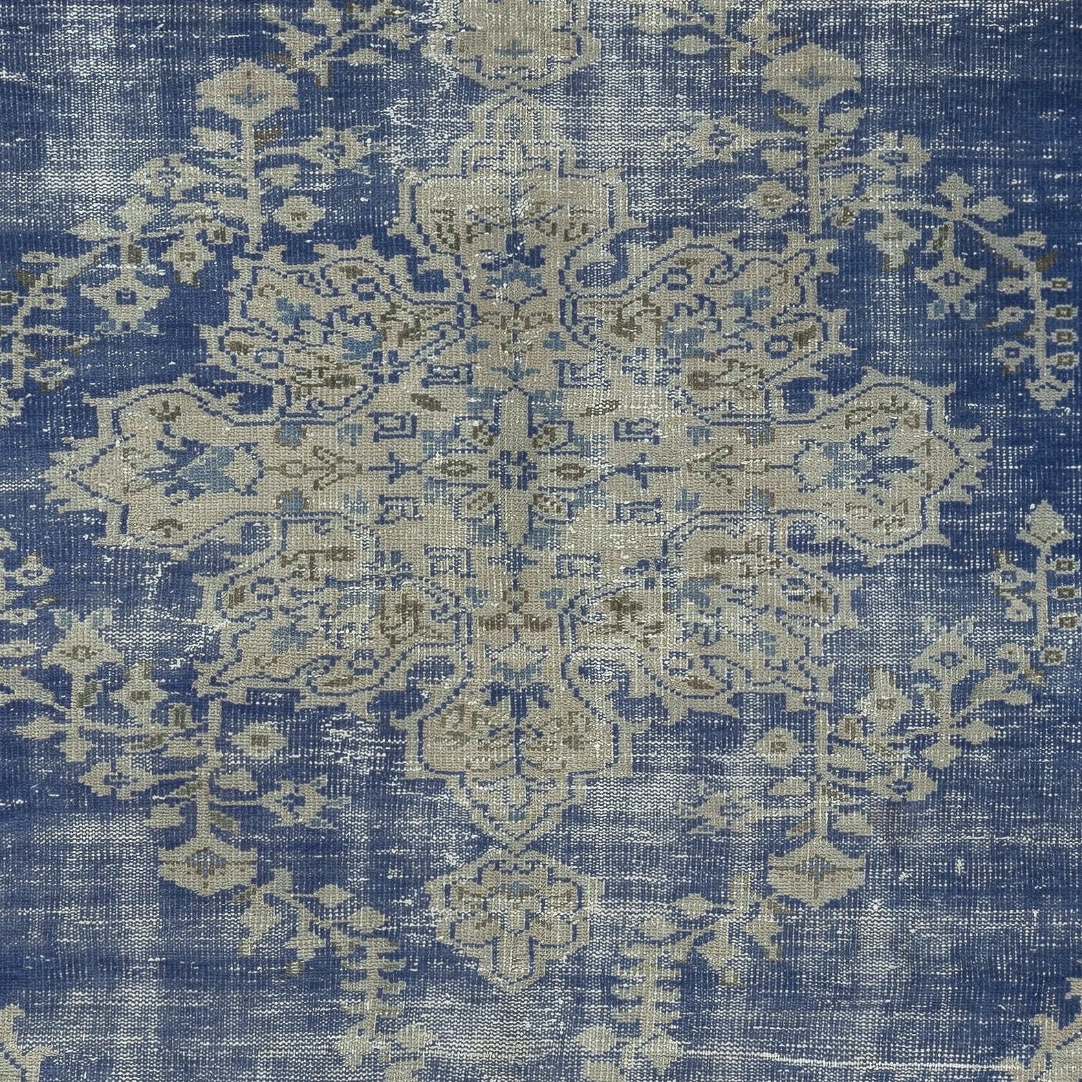 Annodato a mano Tappeto vintage fatto a mano blu scuro 6.4x9.5 Ft. Tappeto turco unico nel suo genere in vendita