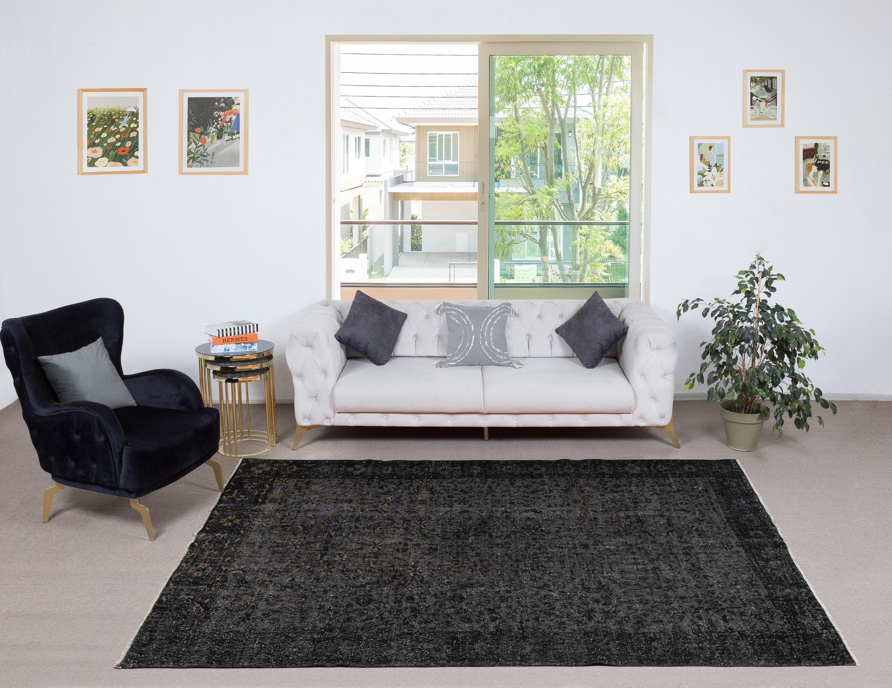 Unsere gefärbten Teppiche sind allesamt handgeknüpfte türkische Vintage-Teppiche, die in unserer Werkstatt sorgfältig restauriert und neu gestaltet wurden, damit sie zu einer breiten Palette von Einrichtungsstilen passen - von modern und