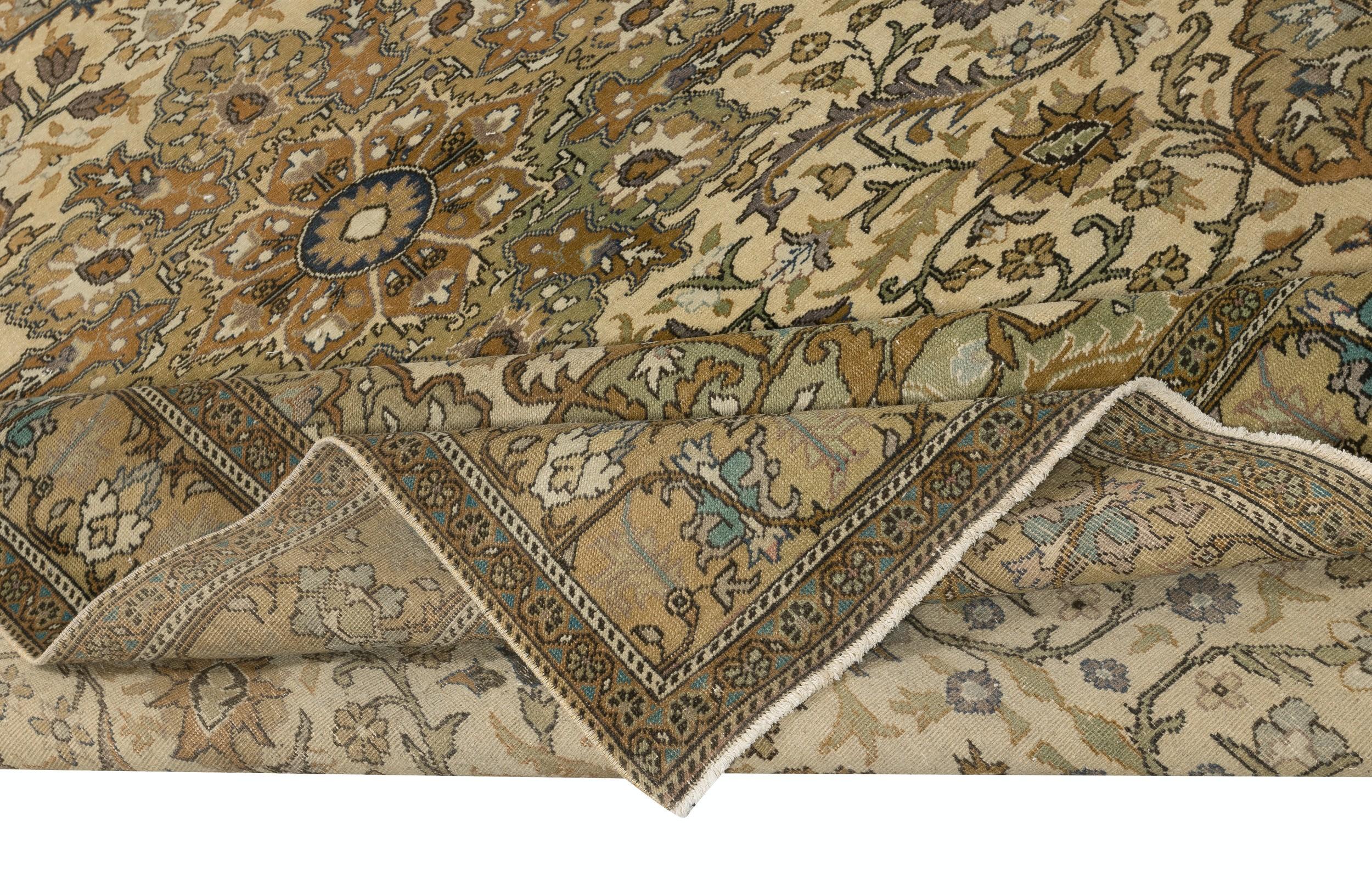 6.4x9.6 Ft Vintage Handmade Turkish Bereich Teppich in Schattierungen von beige, 100% Wolle (Rustikal) im Angebot