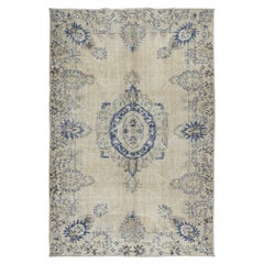 Türkischer 6,4x9.6 Ft Vintage-Teppich in Beige & Marineblau, Sun Faded Handgefertigter Teppich