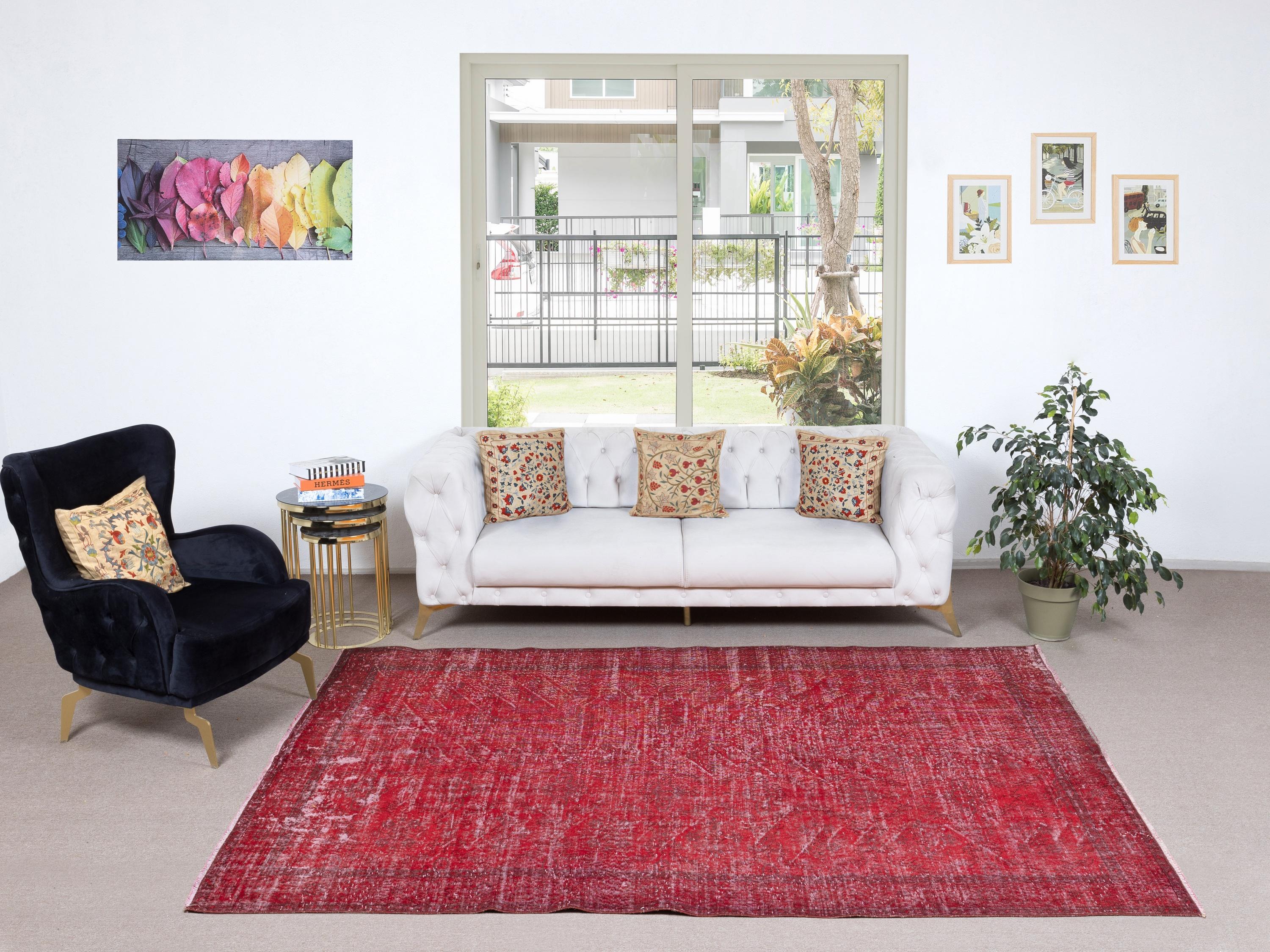 Unsere gefärbten Teppiche sind allesamt handgeknüpfte türkische Vintage-Teppiche, die in unserer Werkstatt sorgfältig restauriert und neu gestaltet wurden, damit sie zu einer breiten Palette von Einrichtungsstilen passen - von modern und