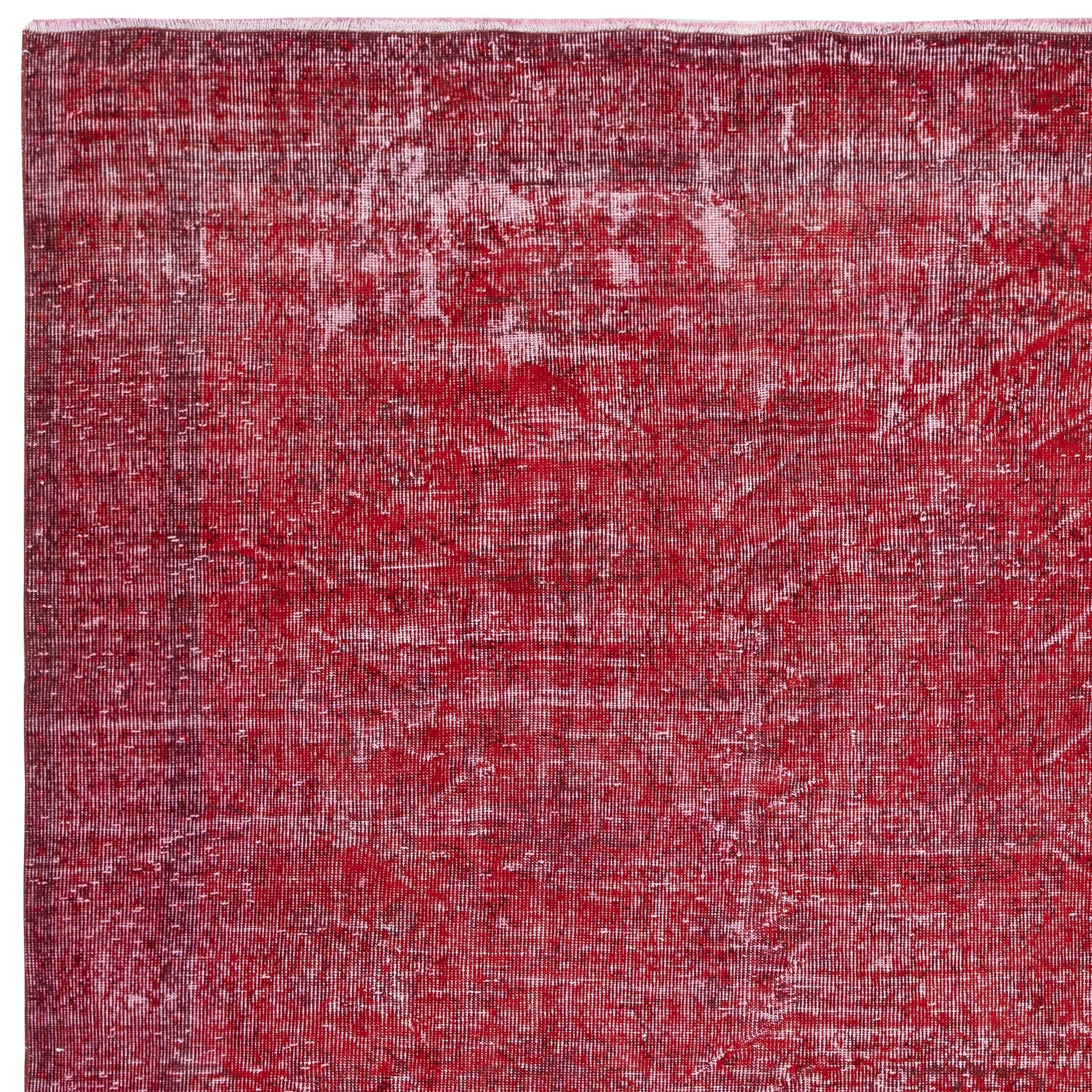 6.4x9.6 Ft Vintage Türkischer Teppich. Übergefärbter roter, handgefertigter Teppich für moderne Innenräume im Zustand „Gut“ im Angebot in Spring Valley, NY