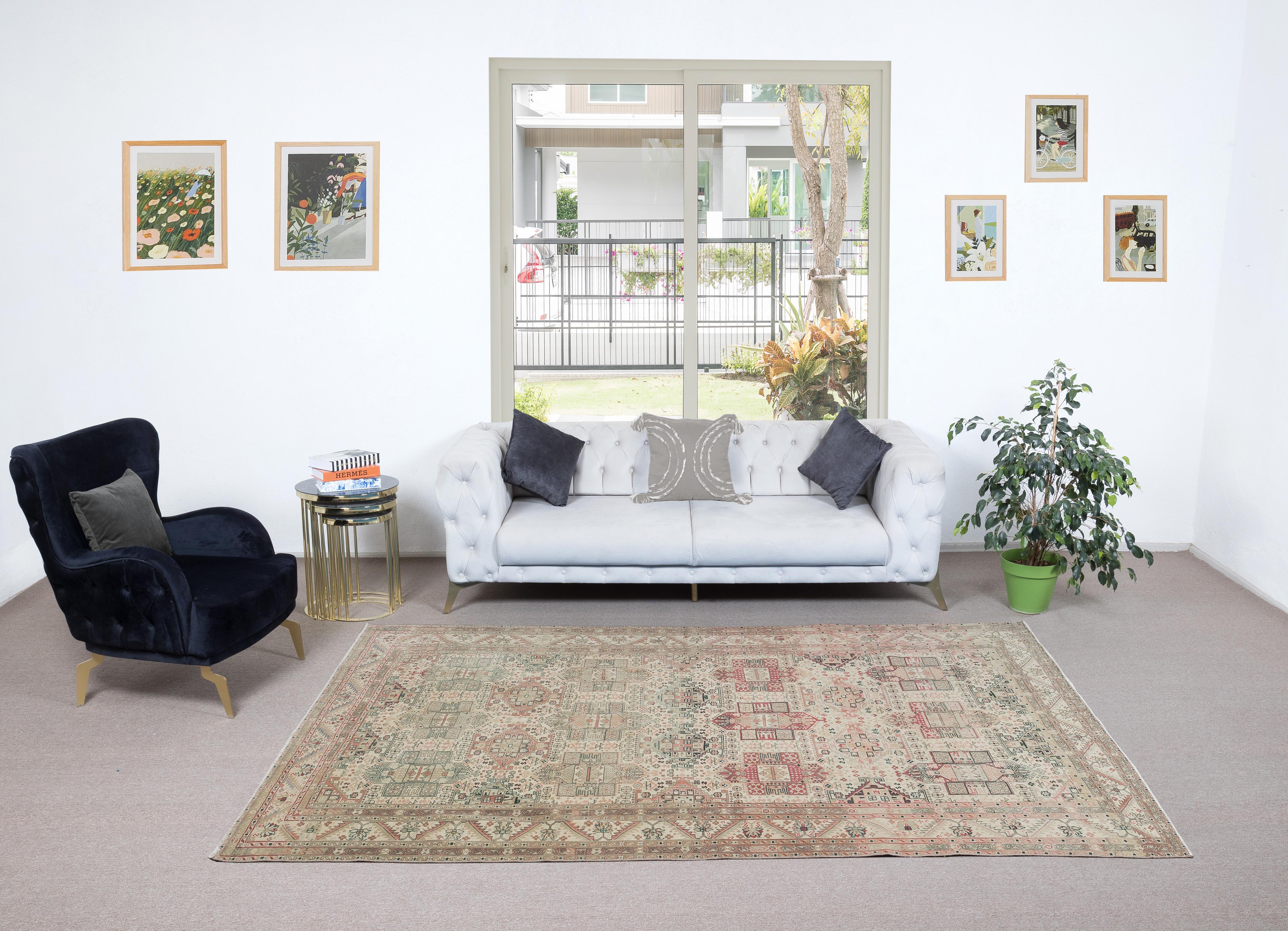 Ein handgeknüpfter zeitgenössischer türkischer Teppich.

Dieser moderne Teppich hat einen gleichmäßigen, mittelhohen Wollflor auf Wollbasis.

Es wird aus erstklassigen handgesponnenen Schafen und natürlichen Farbstoffen hergestellt, d.h. aus
