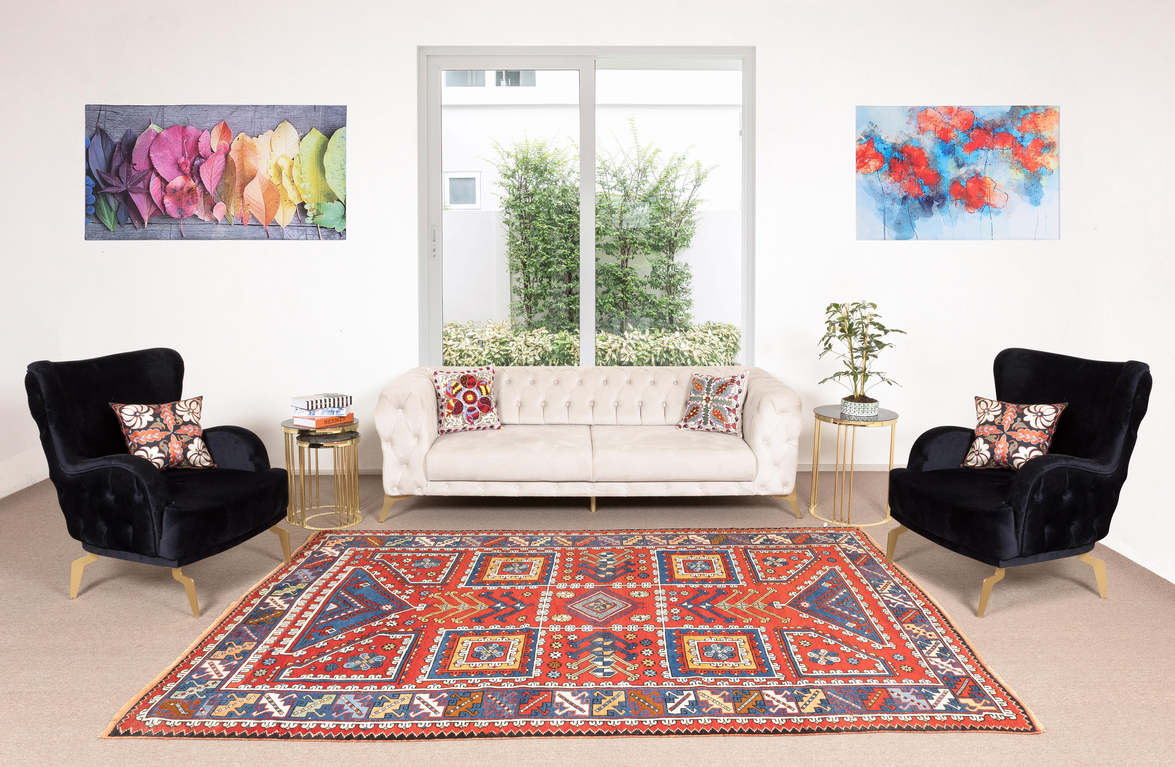 Un tapis turc vintage finement noué à la main des années 1960. Le tapis est fait de poils de laine moyens sur une base de laine. Il est lourd et repose à plat sur le sol, en très bon état et sans problème. Il a été lavé de manière professionnelle,