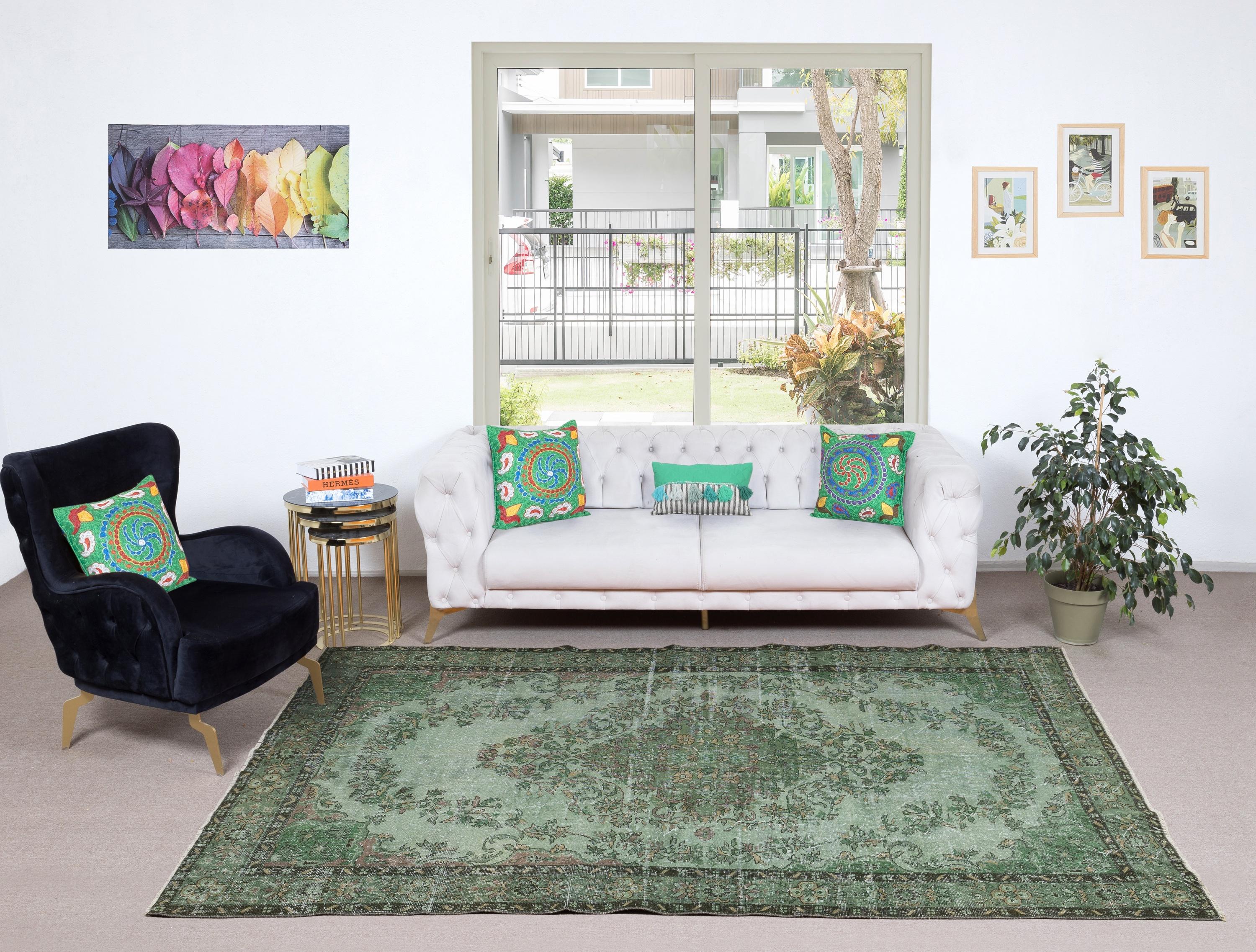 I nostri tappeti sovratinti sono tutti tappeti turchi vintage annodati a mano, accuratamente restaurati e reimmaginati nel nostro laboratorio per adattarsi a un'ampia gamma di stili di arredamento, da quello moderno e minimalista a quello costiero,