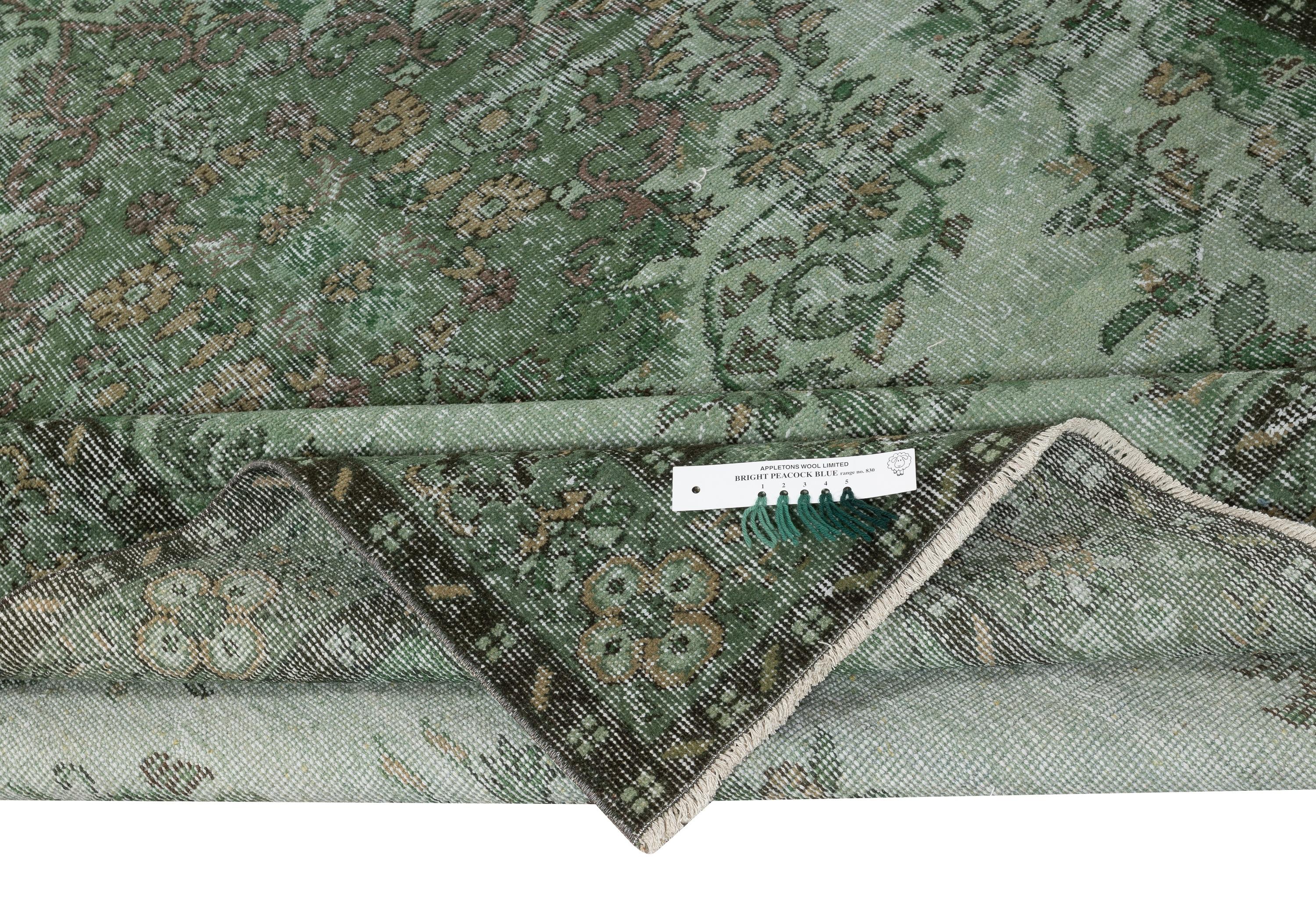 Moderno Tappeto turco vintage fatto a mano 6.4x9.7 Ft tinto di verde per interni moderni in vendita