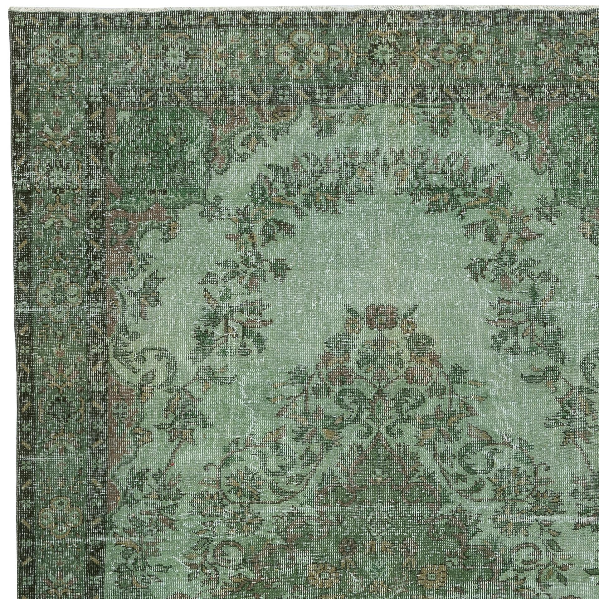 Annodato a mano Tappeto turco vintage fatto a mano 6.4x9.7 Ft tinto di verde per interni moderni in vendita