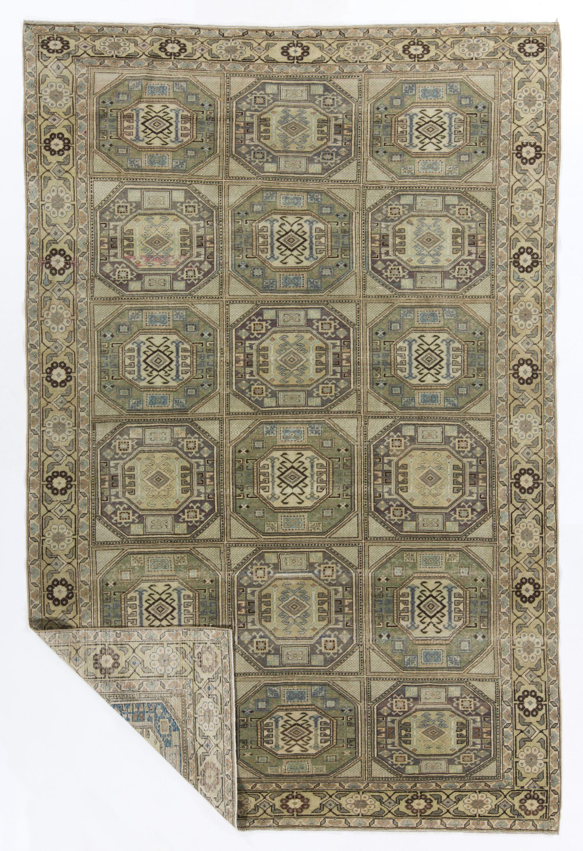 Nuestras alfombras descoloridas por el sol son todas piezas únicas, anudadas a mano, de época, de 50-70 años de antigüedad. Cada una de ellas presume de una singular estética artesanal extraída de las centenarias tradiciones turcas de tejido de