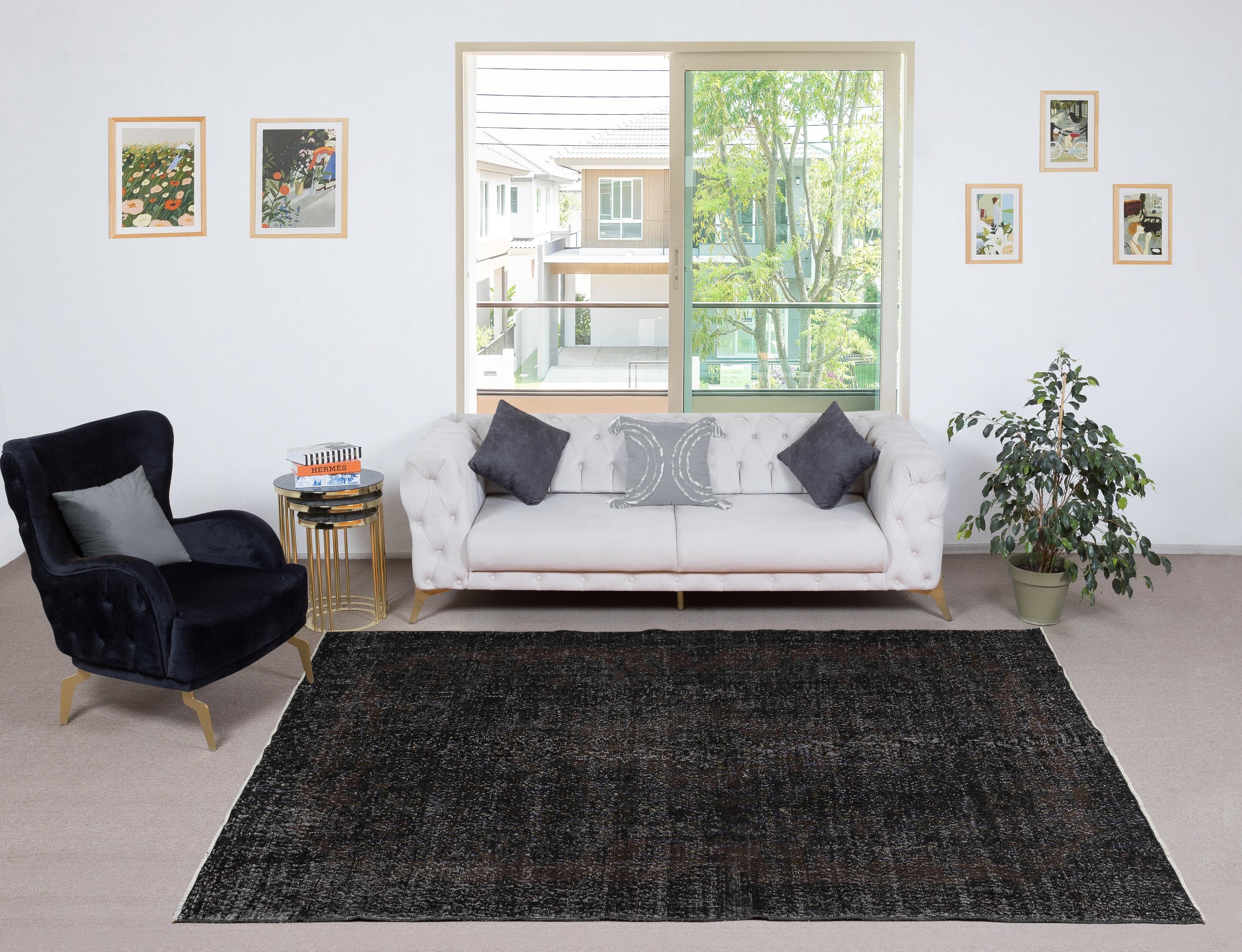 I nostri tappeti sovratinti sono tutti tappeti turchi vintage annodati a mano, accuratamente restaurati e reimmaginati nel nostro laboratorio per adattarsi a un'ampia gamma di stili di arredamento, da quello moderno e minimalista a quello costiero,