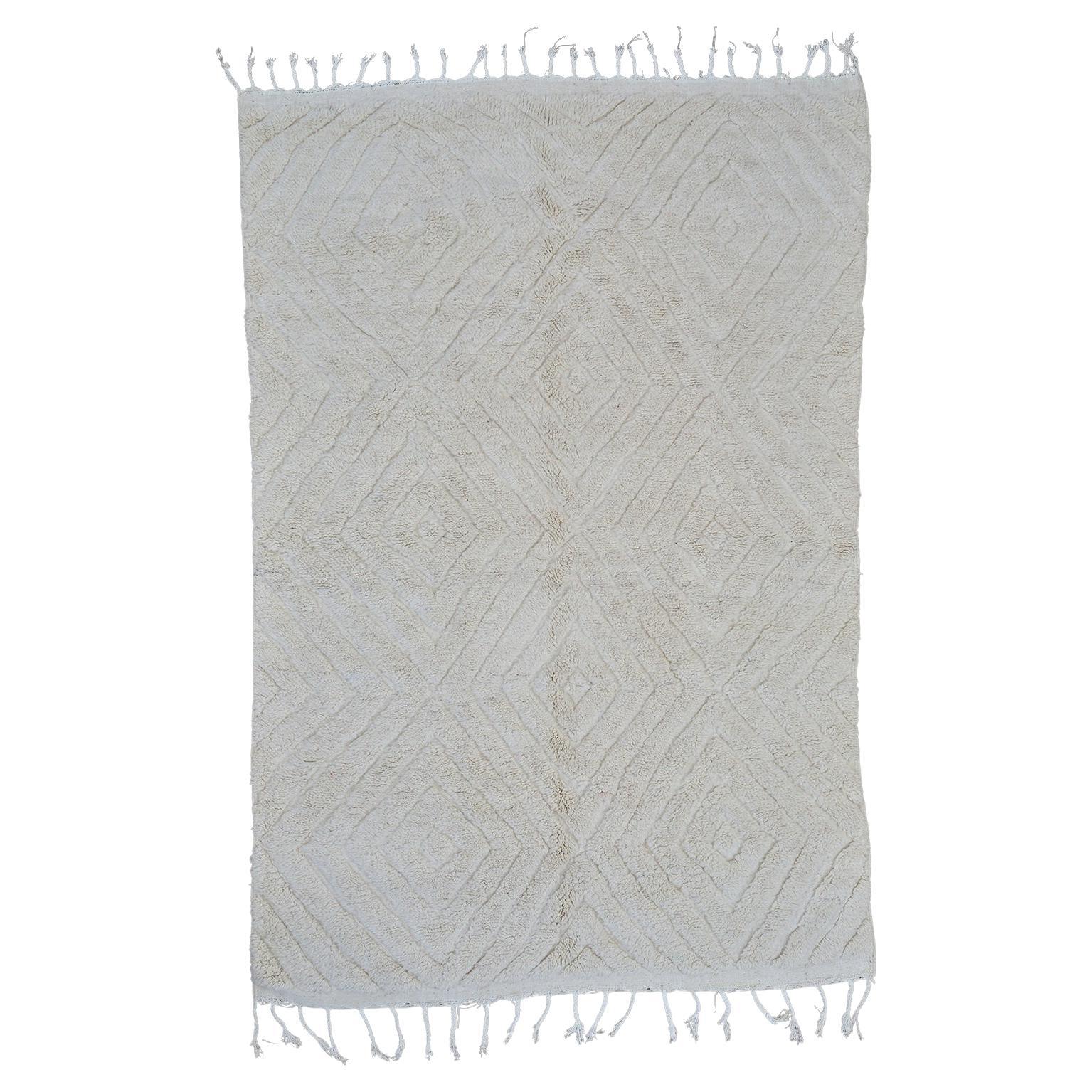 Tappeto Alba White fatto a mano in lana marocchina Beni Ouarain 6'5 1/2" x 9'6 1/2" in vendita