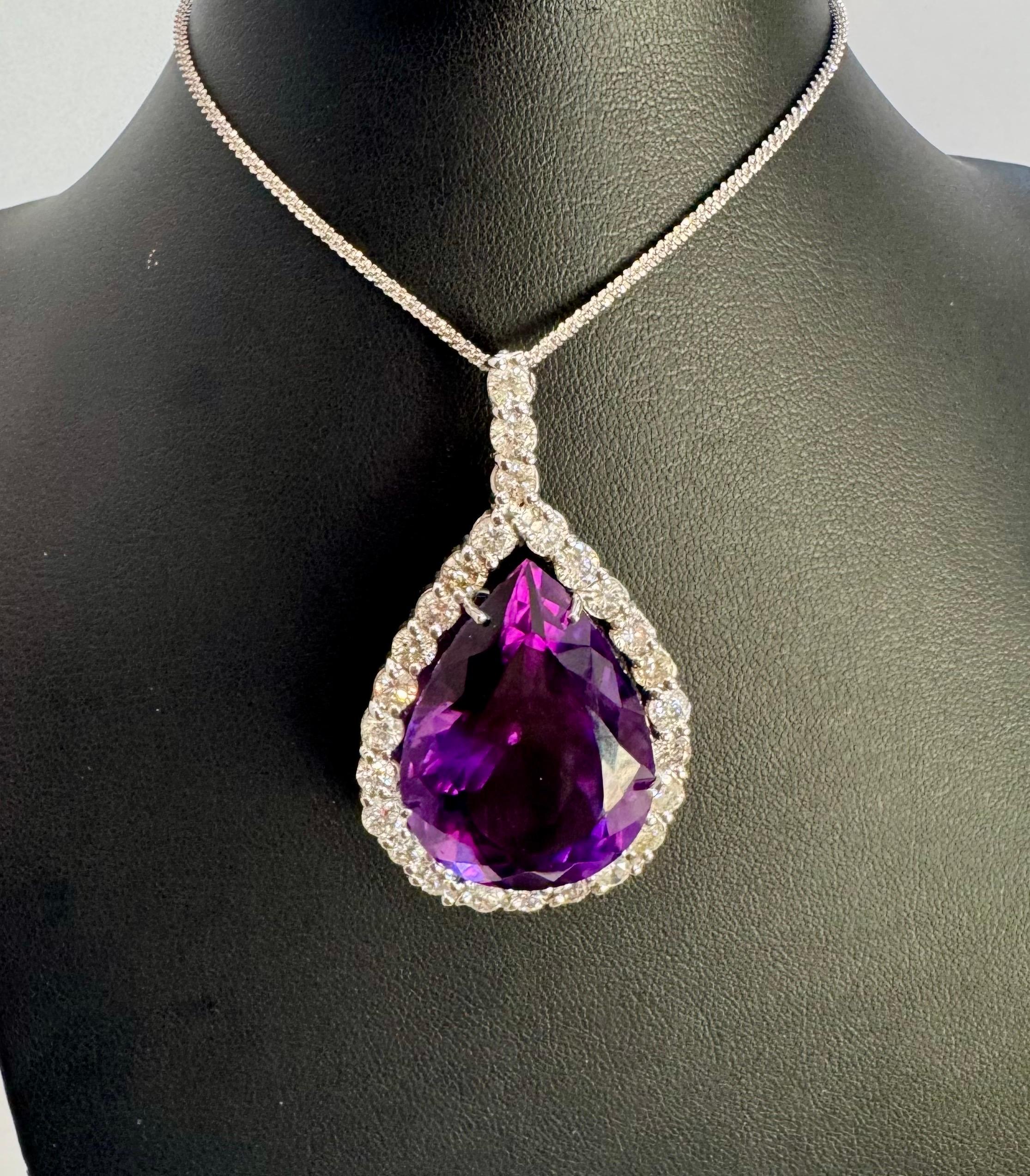 Taille coussin Collier pendentif en or blanc 14 carats, améthyste 65 carats et diamants 8,5 carats en vente
