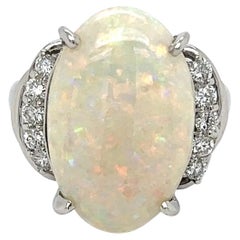 Anello vintage in platino con opale bianco australiano e diamanti da 6,5 carati