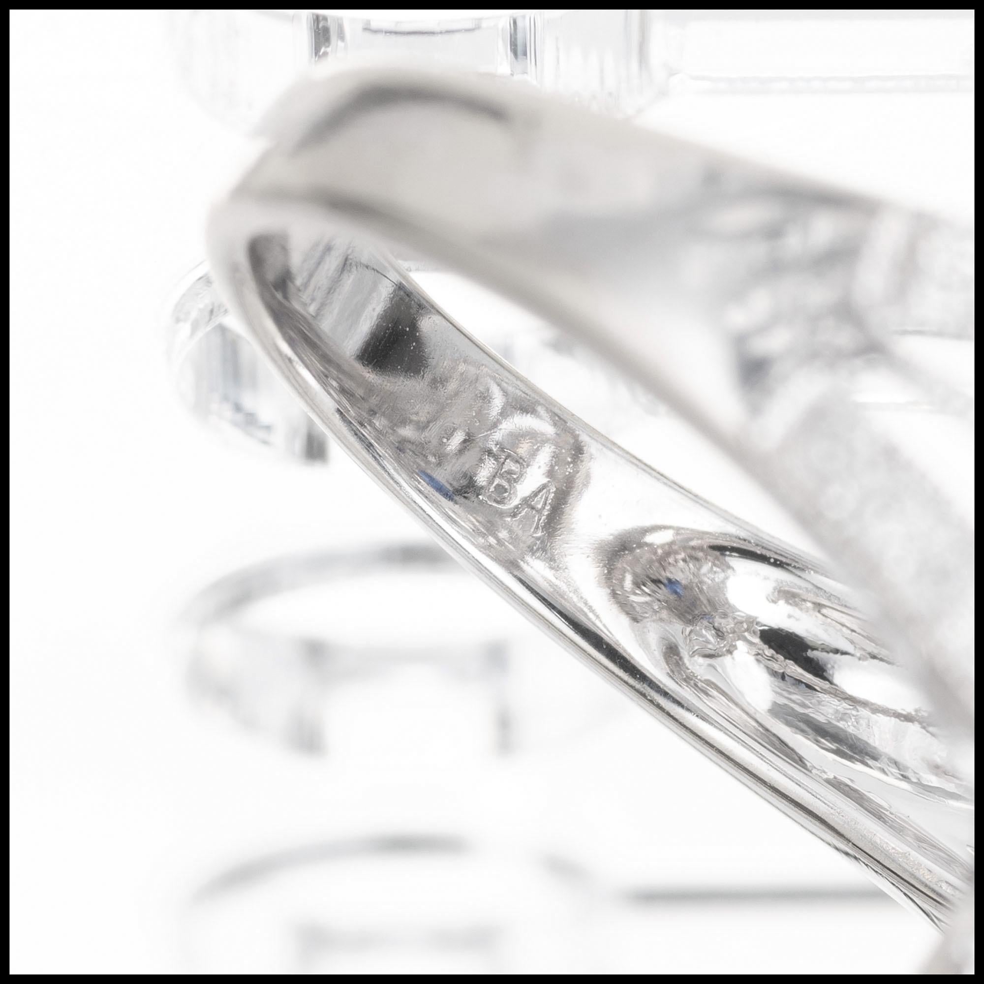 Donna Anello da cocktail in oro bianco con diamante e zaffiro blu da 0,65 carati in vendita