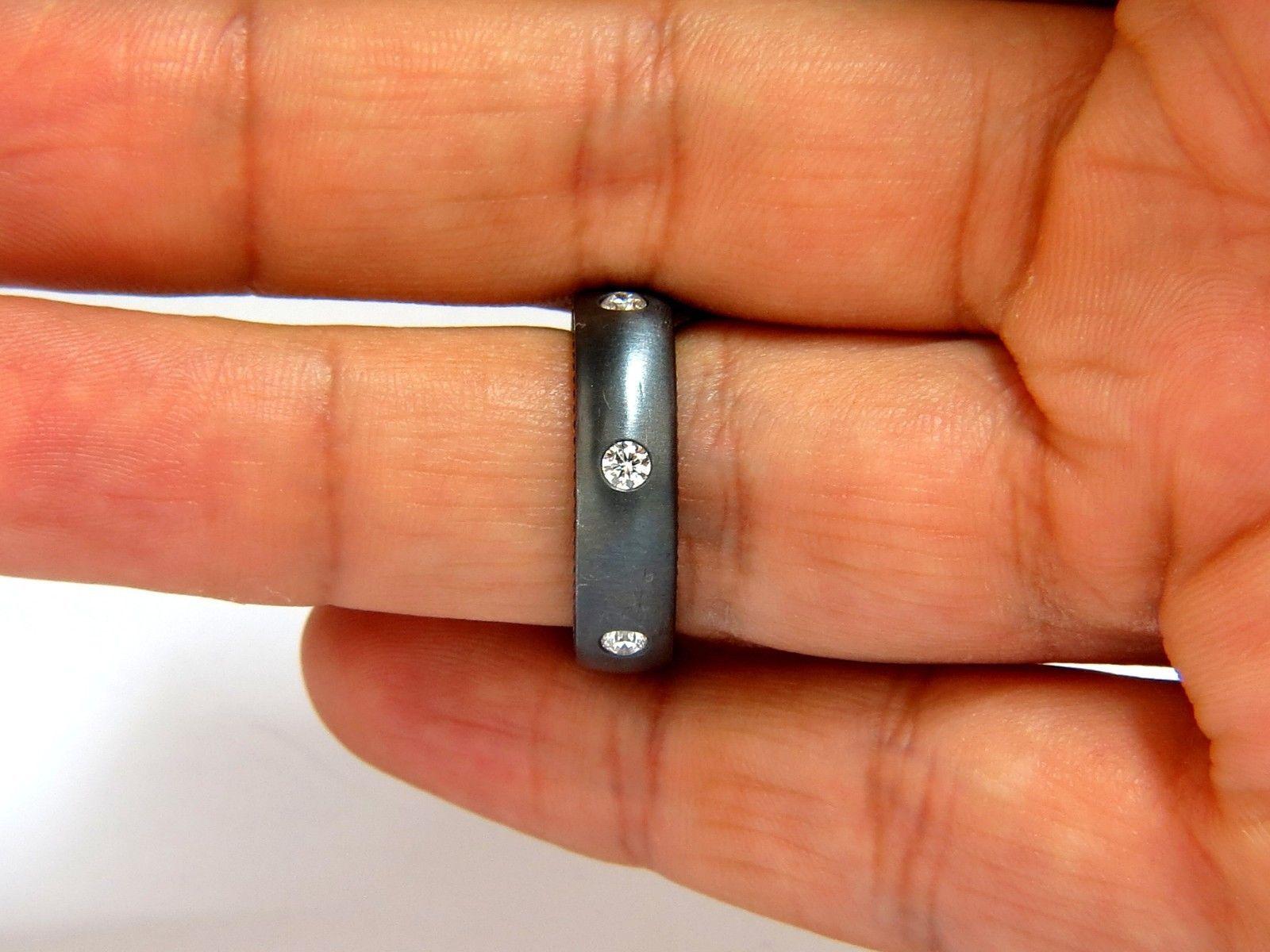 Bande de diamants en argent

Finition rhodium noir au pinceau

Montage encastré ou en lunette

.60ct de diamants.

Coupes et rondes complètes.

Couleur G

 vs-2 clarté.

 6.00mm de large

Profondeur 3,2 mm

 bague taille 7.75

9.5 grammes