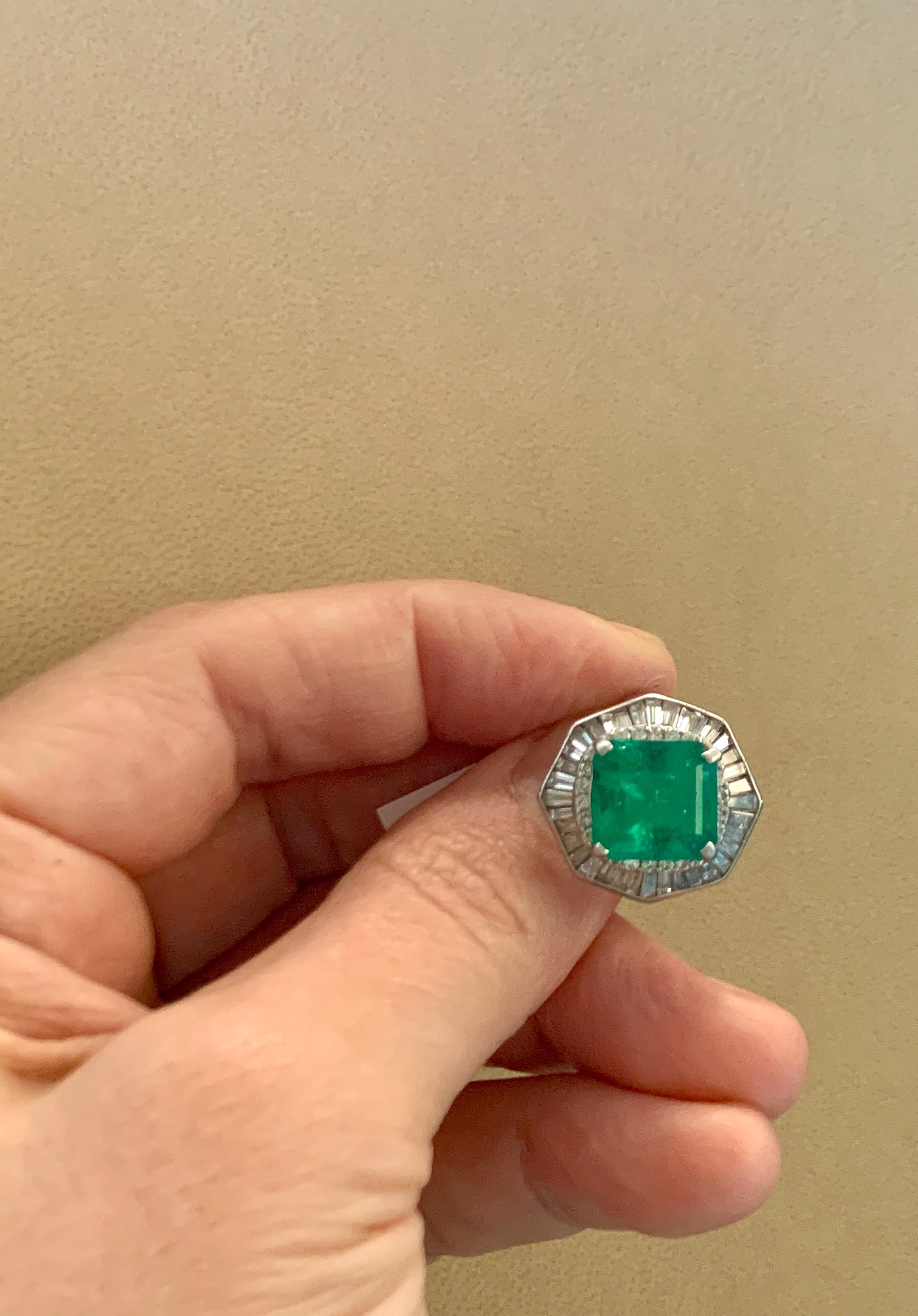 Platinring mit 6,5 Karat kolumbianischem Smaragd im Smaragdschliff und 2,4 Karat Diamanten im Zustand „Hervorragend“ im Angebot in New York, NY