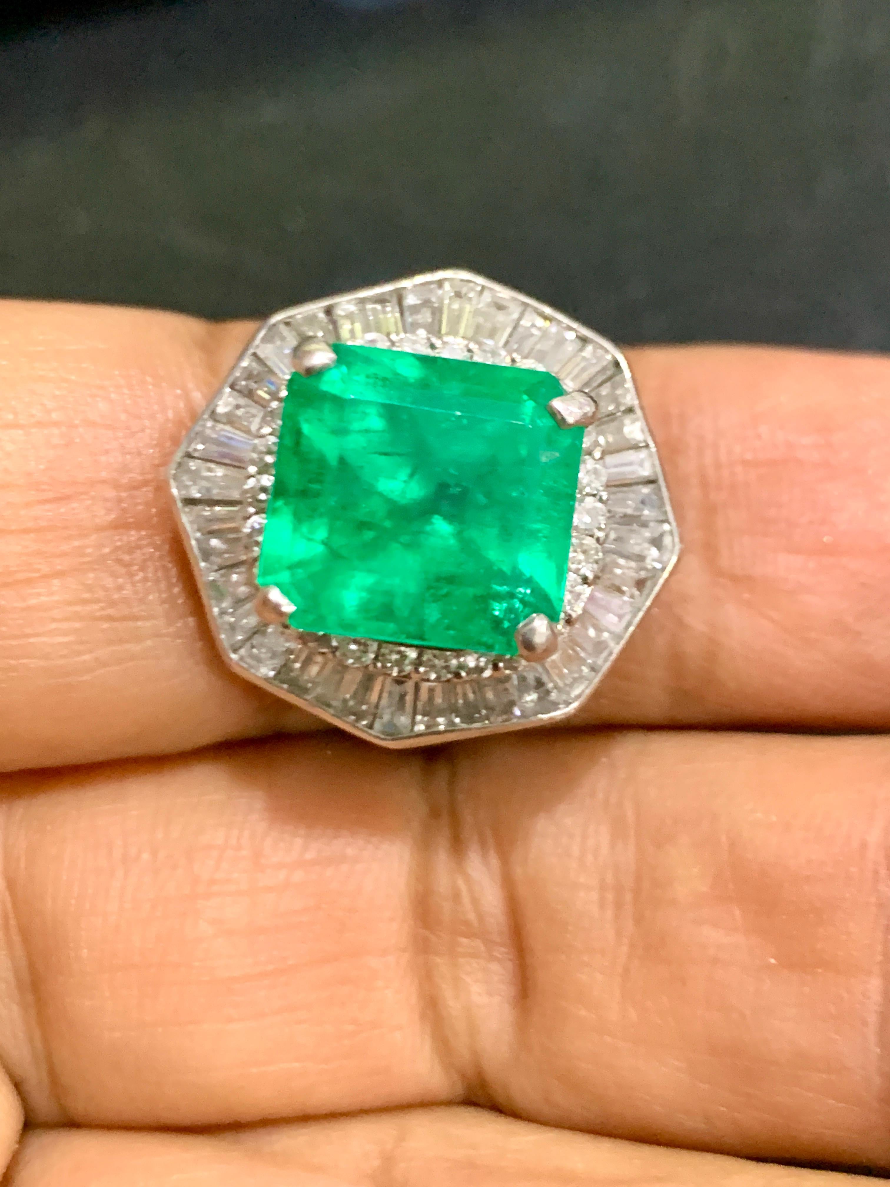 Platinring mit 6,5 Karat kolumbianischem Smaragd im Smaragdschliff und 2,4 Karat Diamanten Damen im Angebot