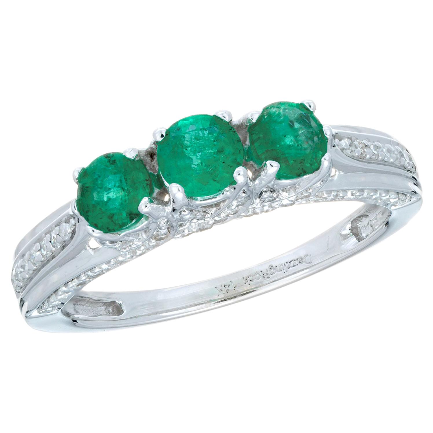 Anillo de tres piedras de oro blanco con diamante esmeralda de .65 quilates
