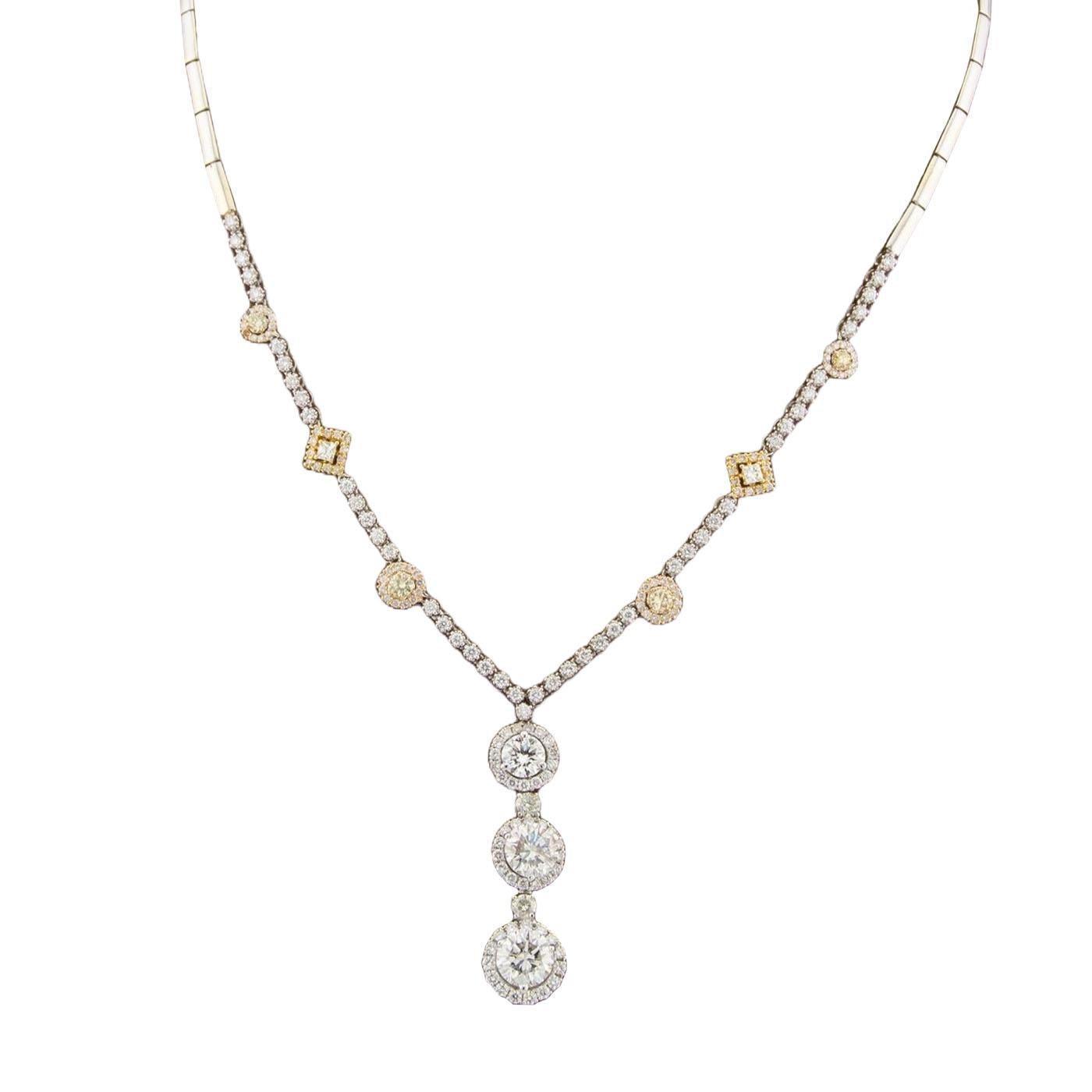 Ti presentiamo un'elegante collana in oro bianco da 18 carati con 6,5 carati di diamanti naturali, perfetta per aggiungere un tocco di raffinatezza a qualsiasi ensemble. Il centro di questa splendida collana è un ciondolo a tre pietre. Realizzata