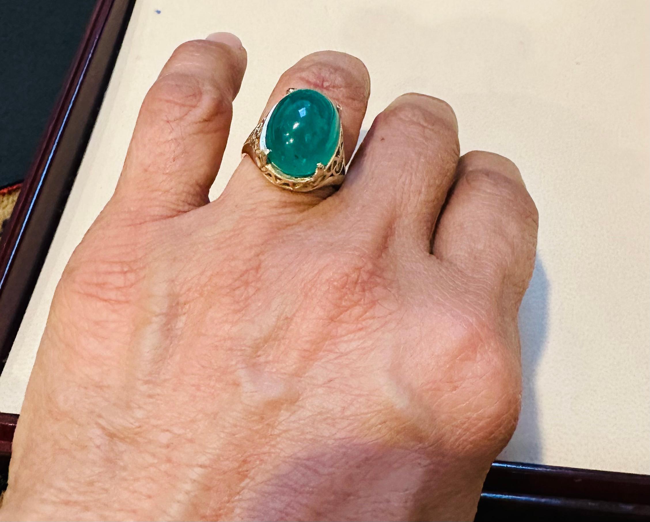 6.5 Carat Oval Emerald Cabochon 14 Karat Yellow Gold Cocktail Ring Vintage In Excellent Condition For Sale In New York, NY