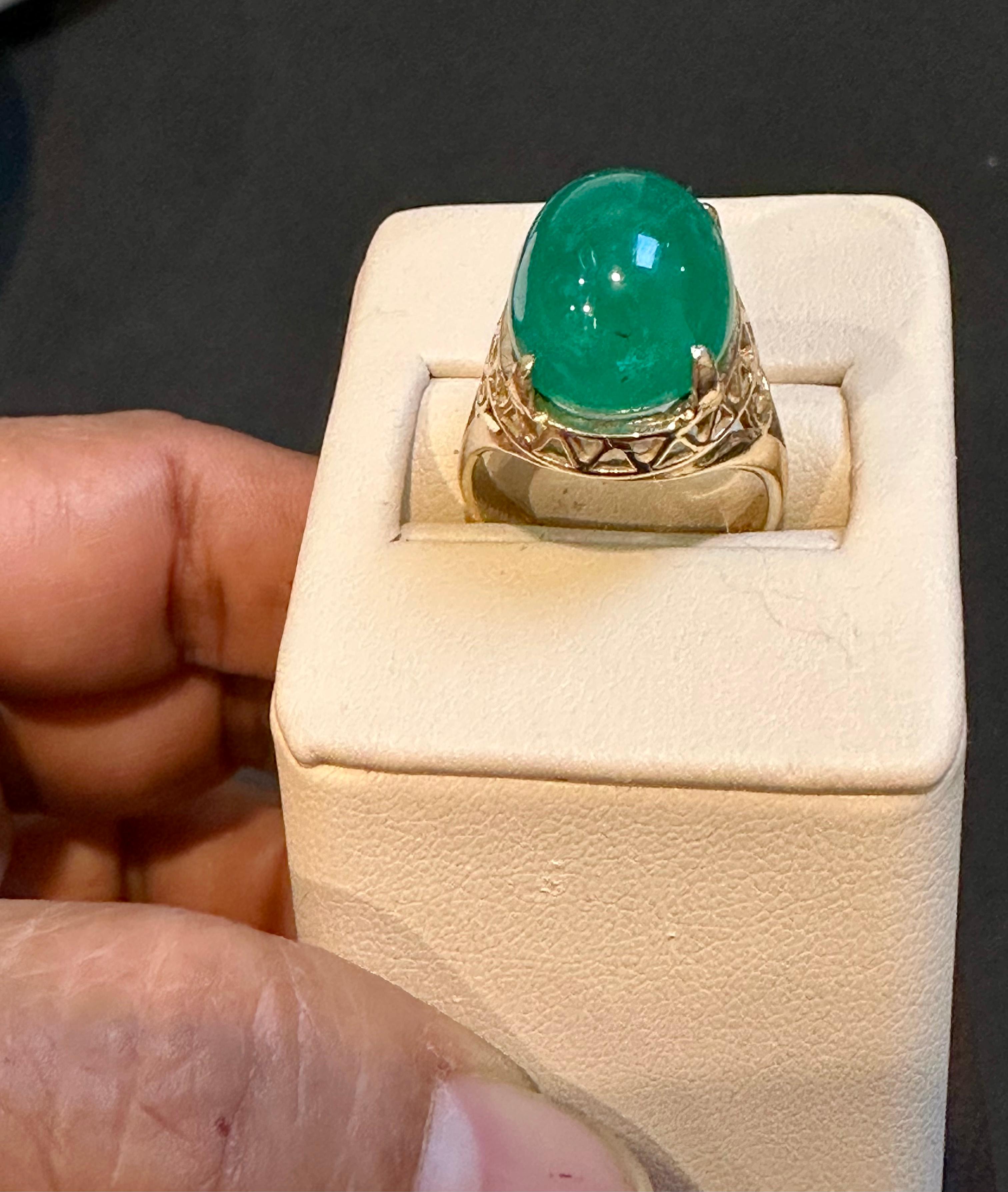 6.5 Carat Oval Emerald Cabochon 14 Karat Yellow Gold Cocktail Ring Vintage For Sale 4