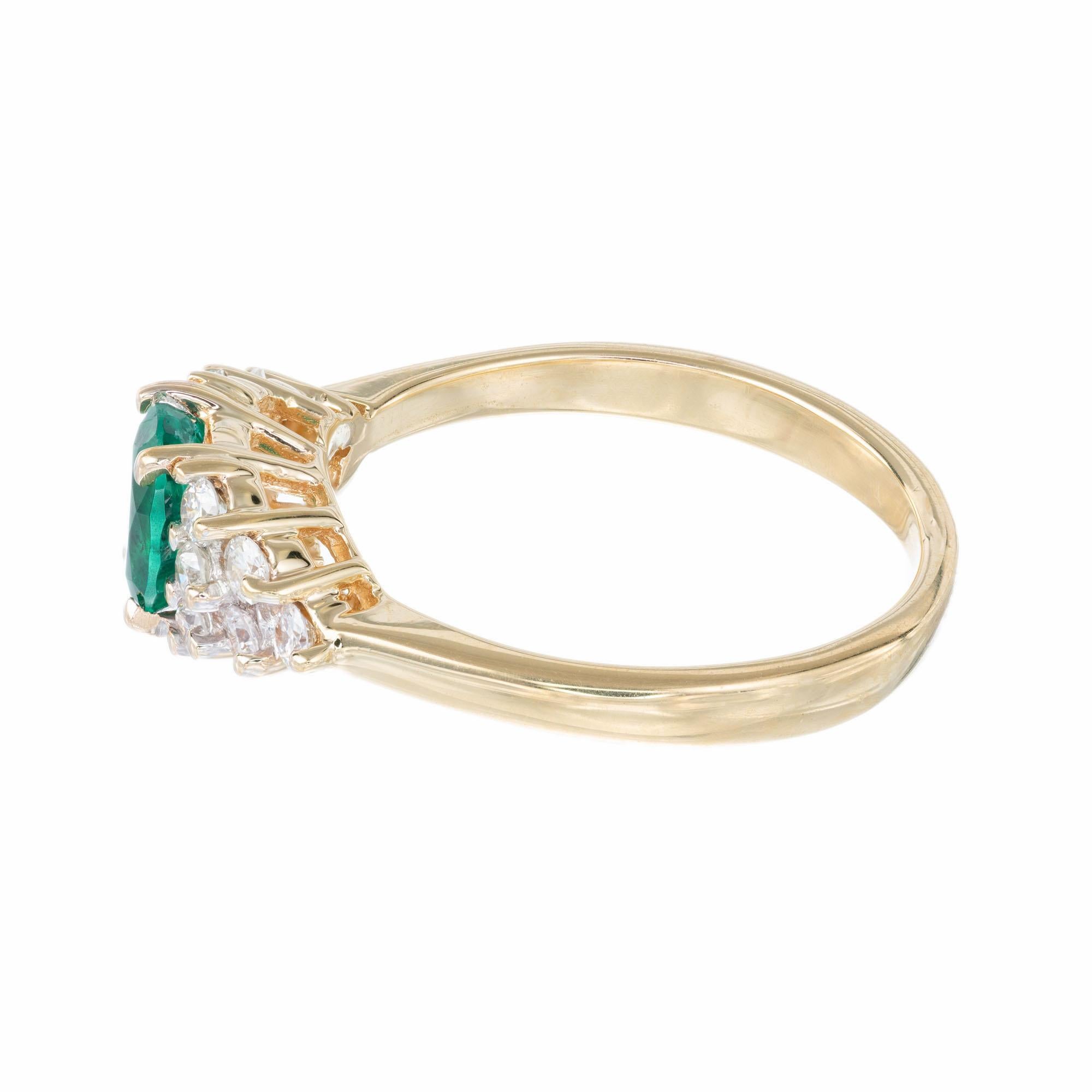 65 Karat Oval Smaragd-Diamant-Gold-Cluster-Verlobungsring im Zustand „Gut“ im Angebot in Stamford, CT