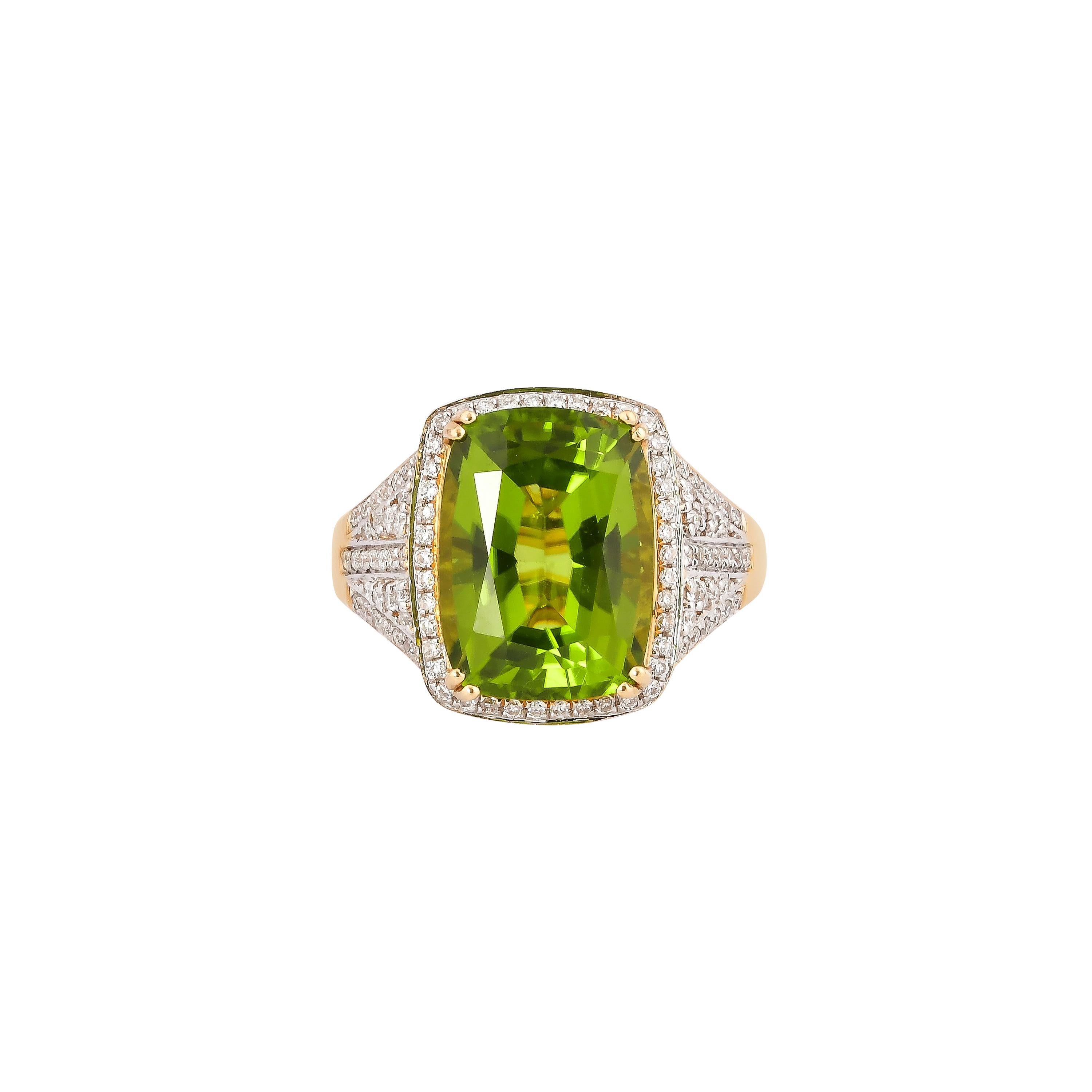 6,5 Karat Peridot mit Diamantring aus 18 Karat Gelbgold (Kissenschliff) im Angebot