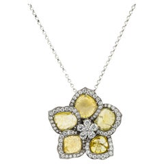 Collier pendentif fleur en or 18 carats avec diamants taille brute de 6,5 carats, en stock