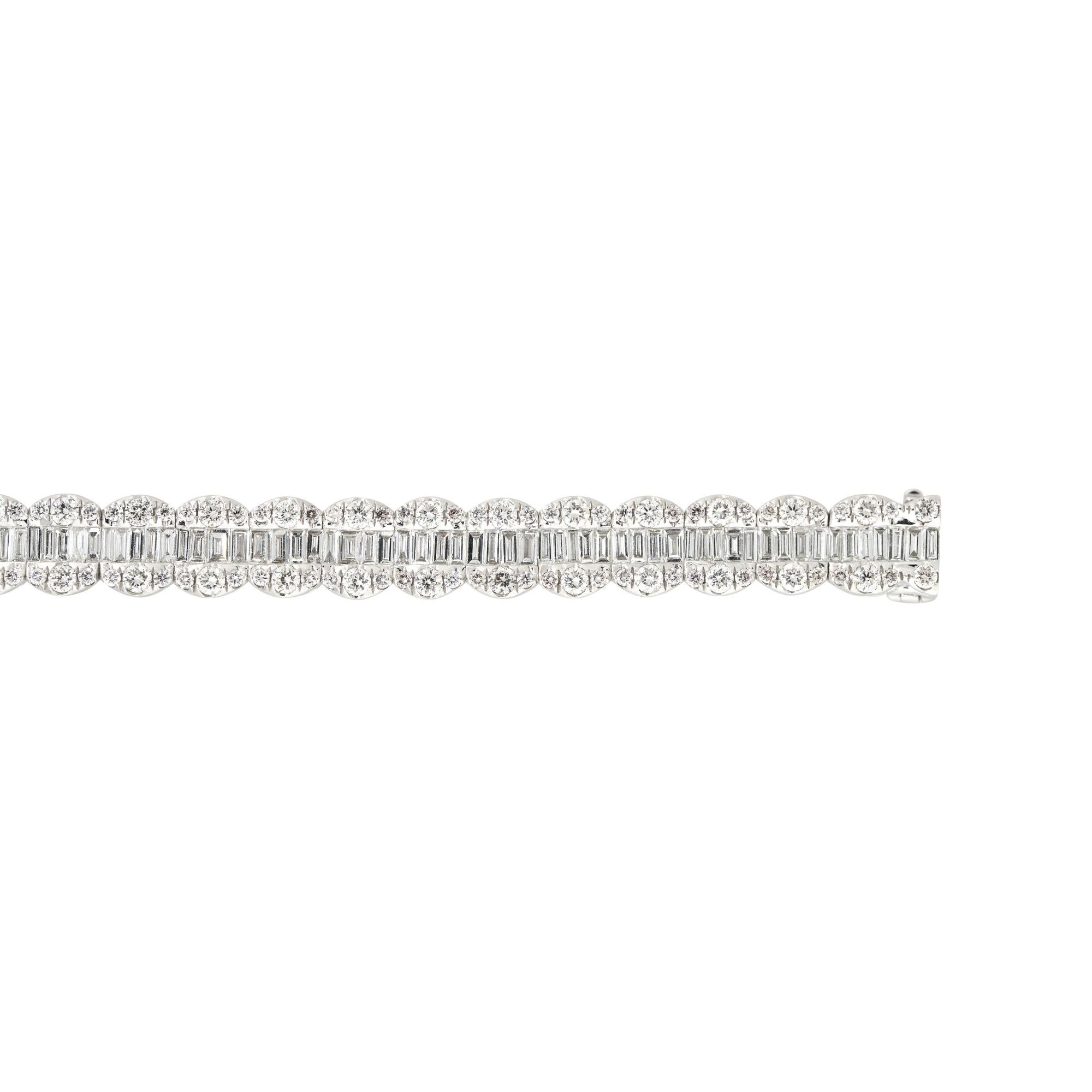Taille baguette Bracelet en or 18 carats avec diamants taille ronde brillants et baguettes de 6,5 carats en vente