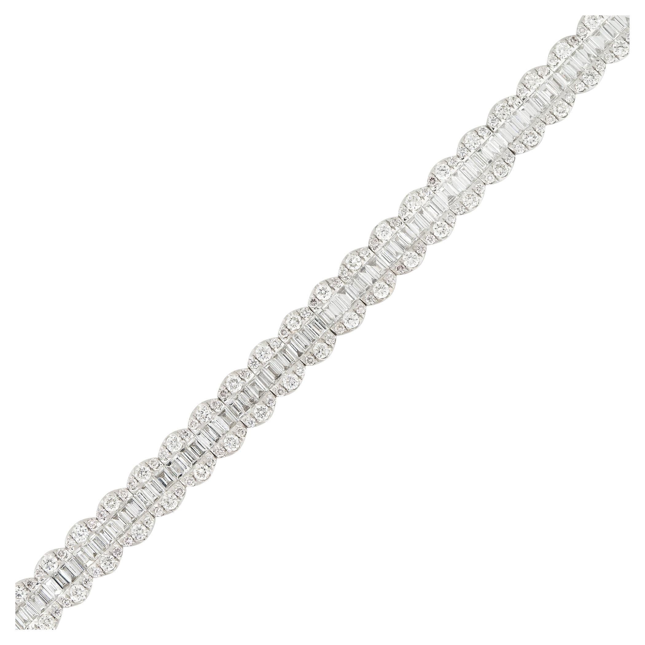 Bracelet en or 18 carats avec diamants taille ronde brillants et baguettes de 6,5 carats en vente