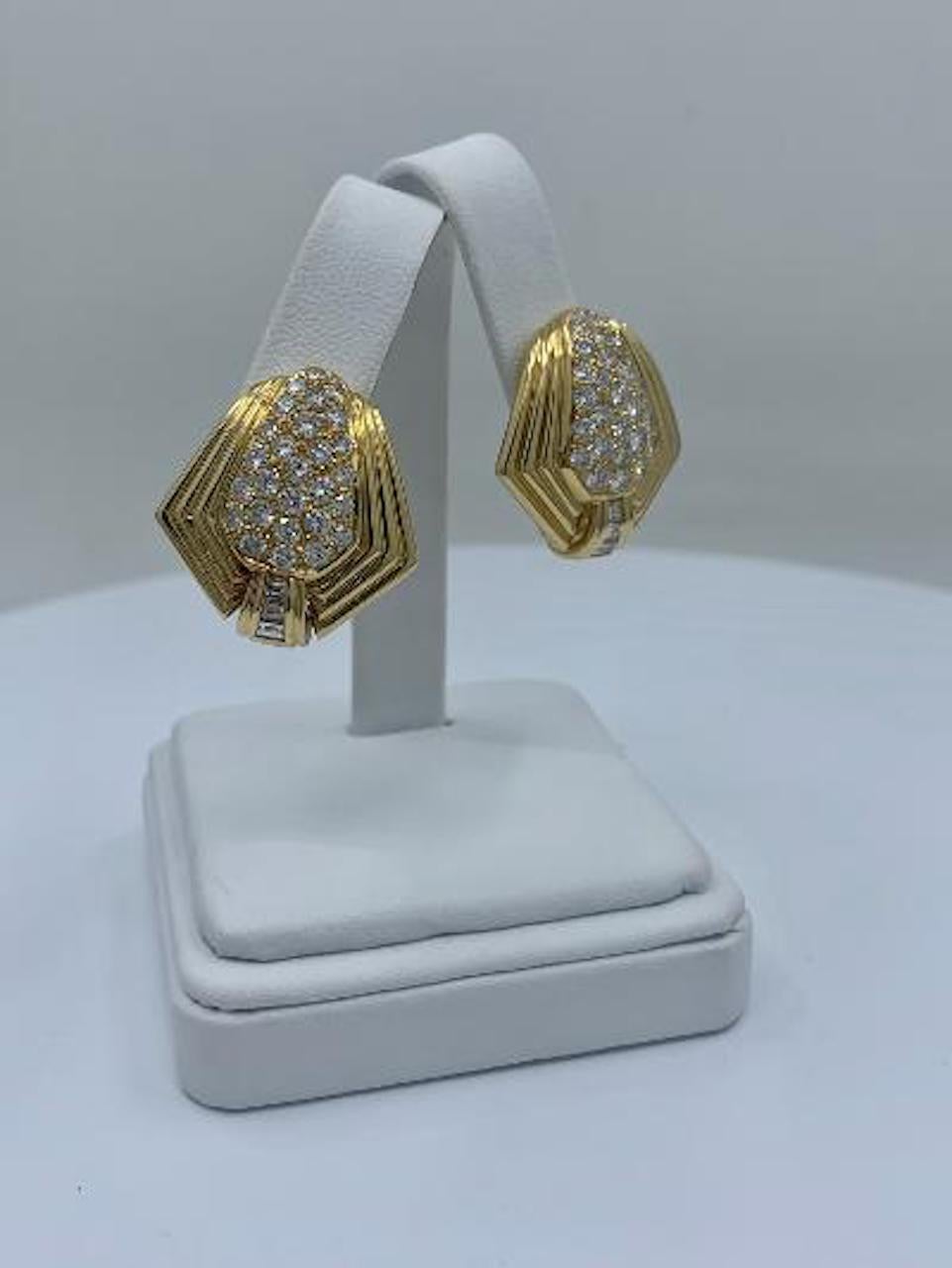 Boucles d'oreilles de style Art déco en or jaune 18 carats avec diamants de 6,5 carats de couleur F VVS1 en vente 4