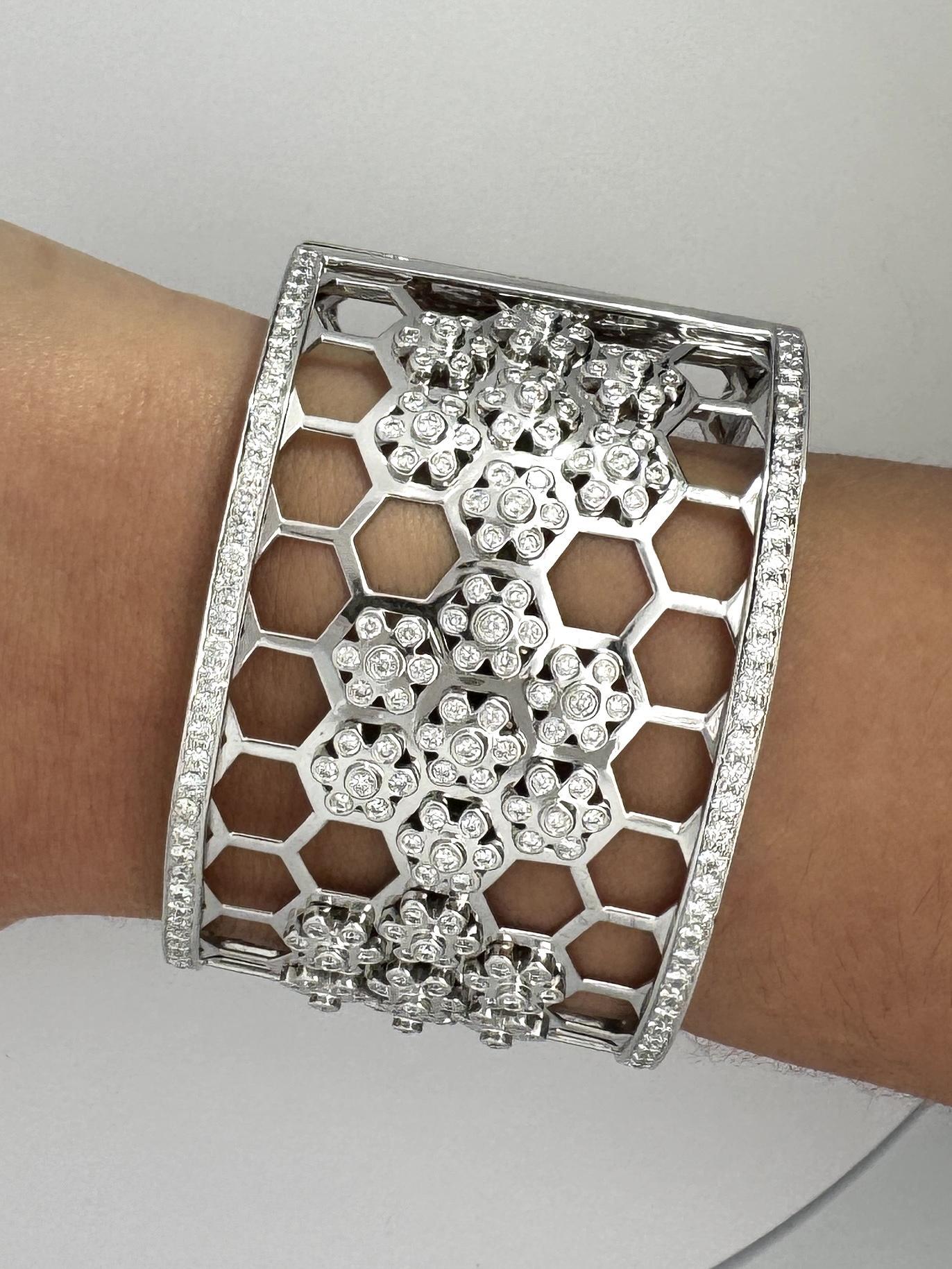 Moderne Bracelet jonc en or blanc 18 carats à motif nid d'abeille avec diamants taille ronde de 6,5 carats en vente