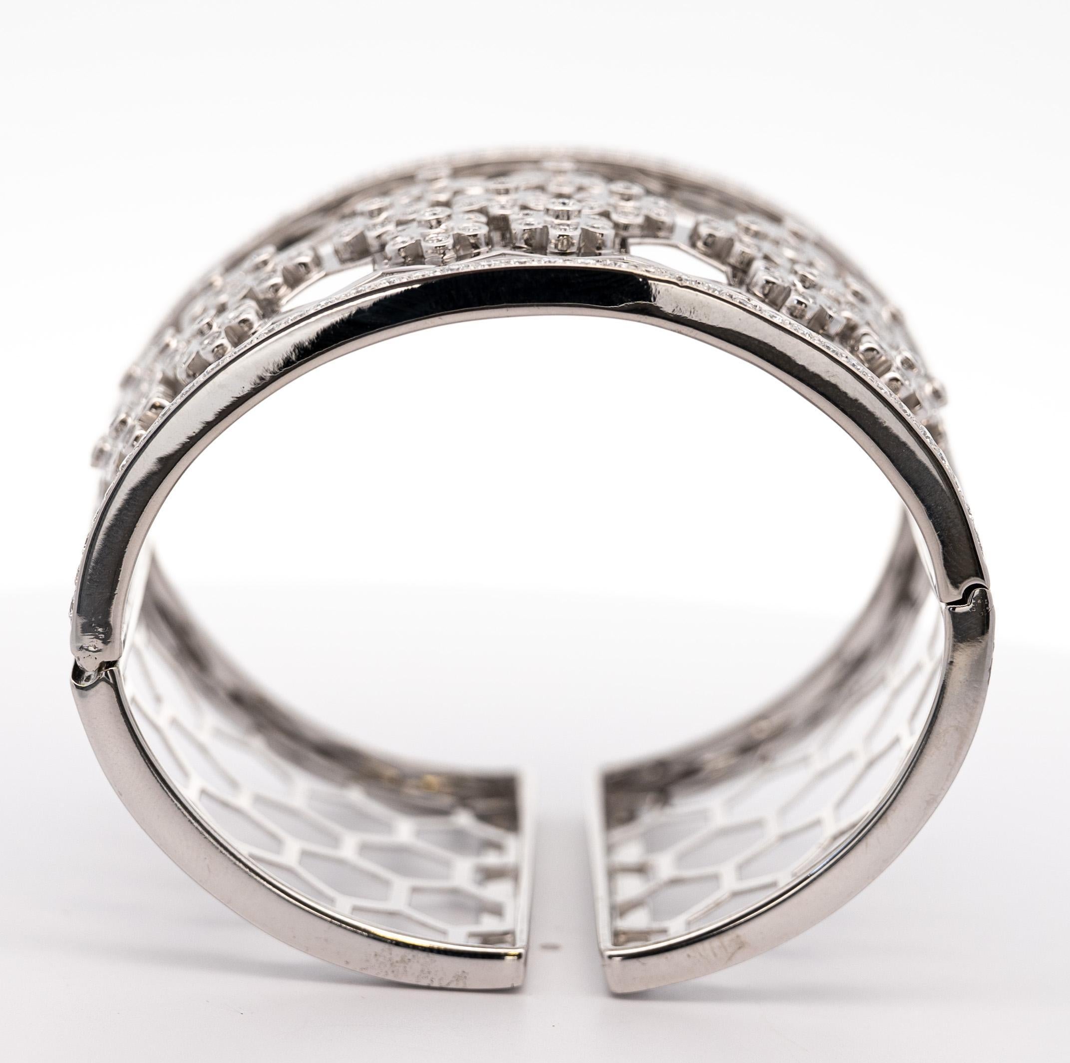 6.5 CTTW Round Cut Diamond Honeycomb Motif 18k White Gold Bangle Bracelet In New Condition For Sale In Miami, FL