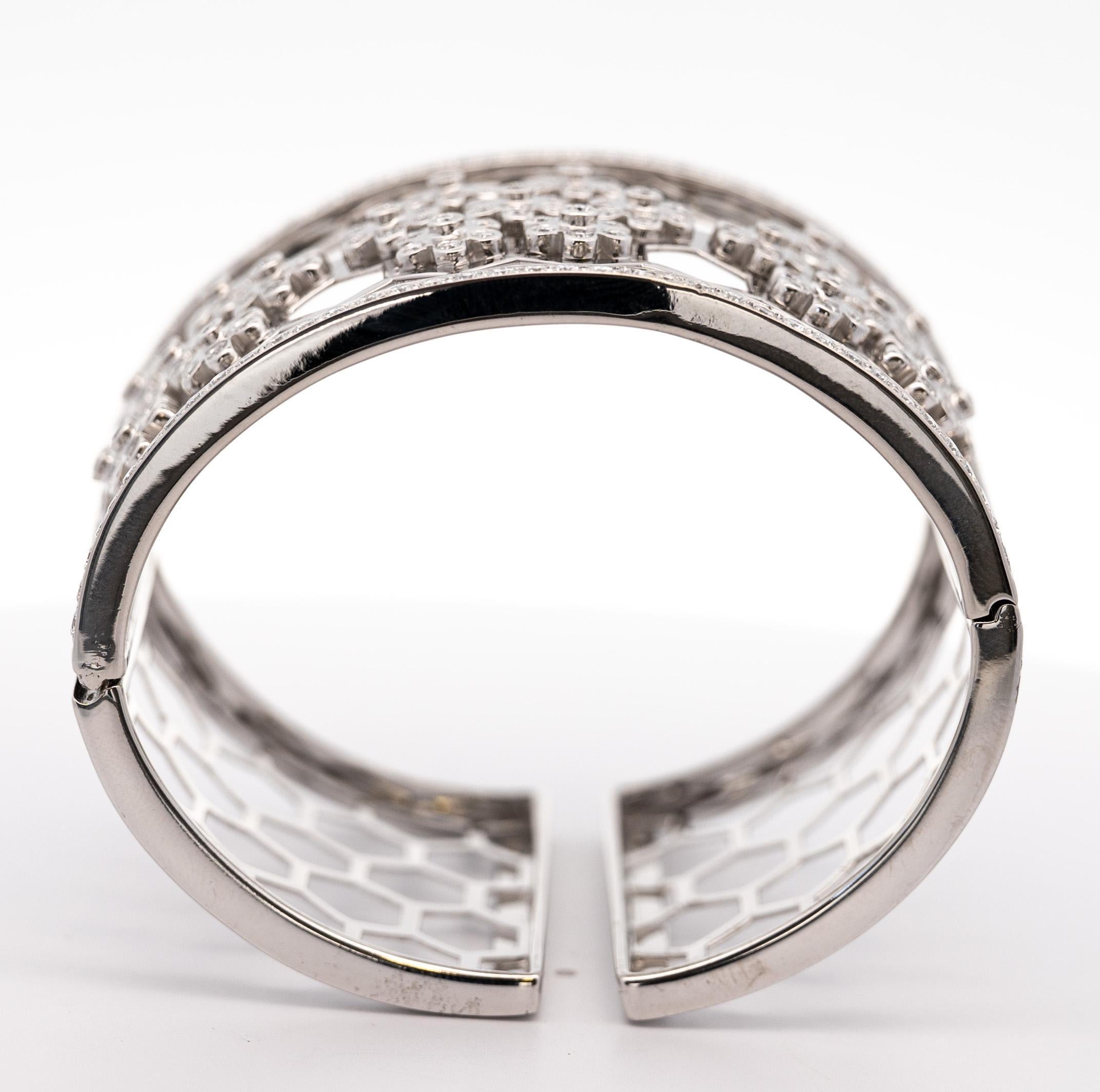 Taille ronde Bracelet jonc en or blanc 18 carats à motif nid d'abeille avec diamants taille ronde de 6,5 carats en vente