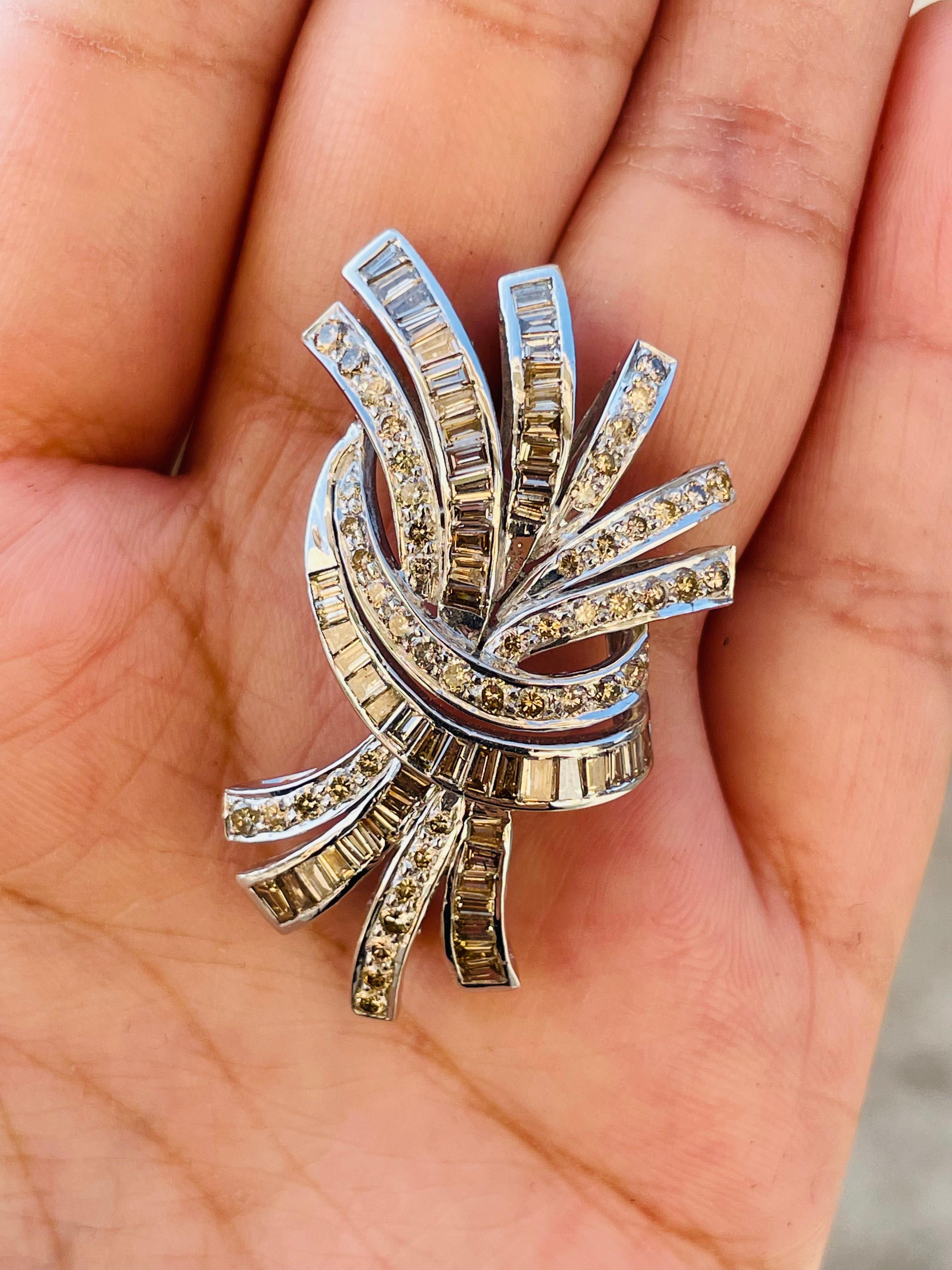6.5 CTW Fine Diamond Bow Brooch Unisex Gift for Engagement in 18K White Gold qui est une fusion de surréalisme et de pop-art, conçue pour faire une déclaration audacieuse. Fabriqué avec amour et dans le souci du détail, il est orné de 6,5 carats de