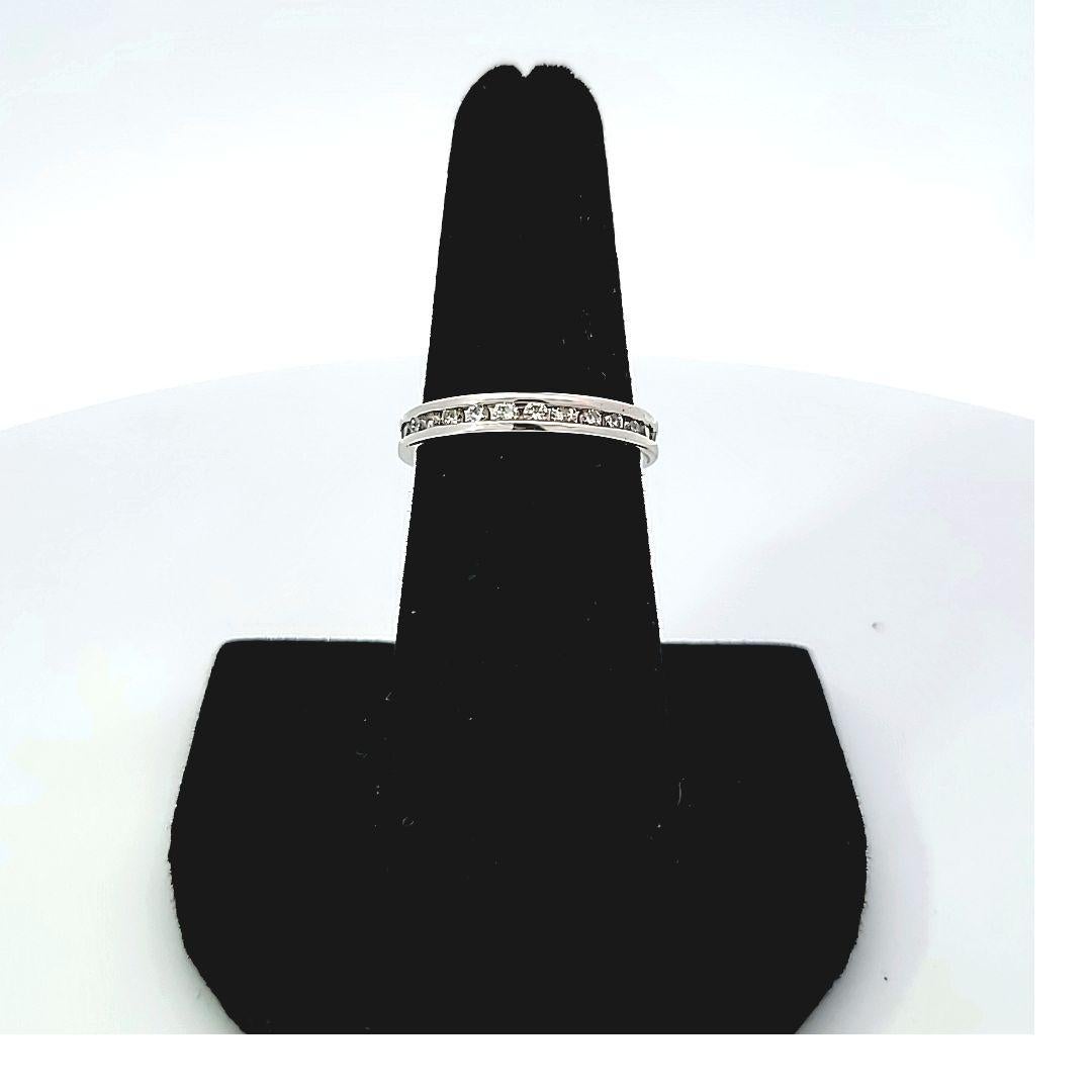 Taglio rotondo Fascia per l'eternità in oro bianco con .65 diamanti in vendita