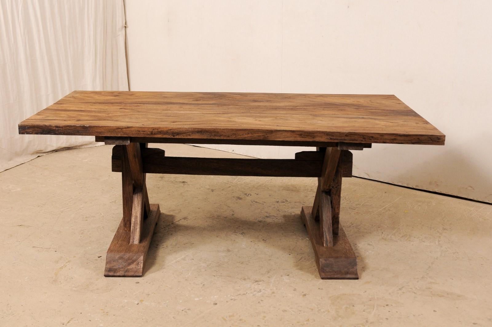Sculpté Table à tréteaux en bois de feuillus encadrée en X en vente