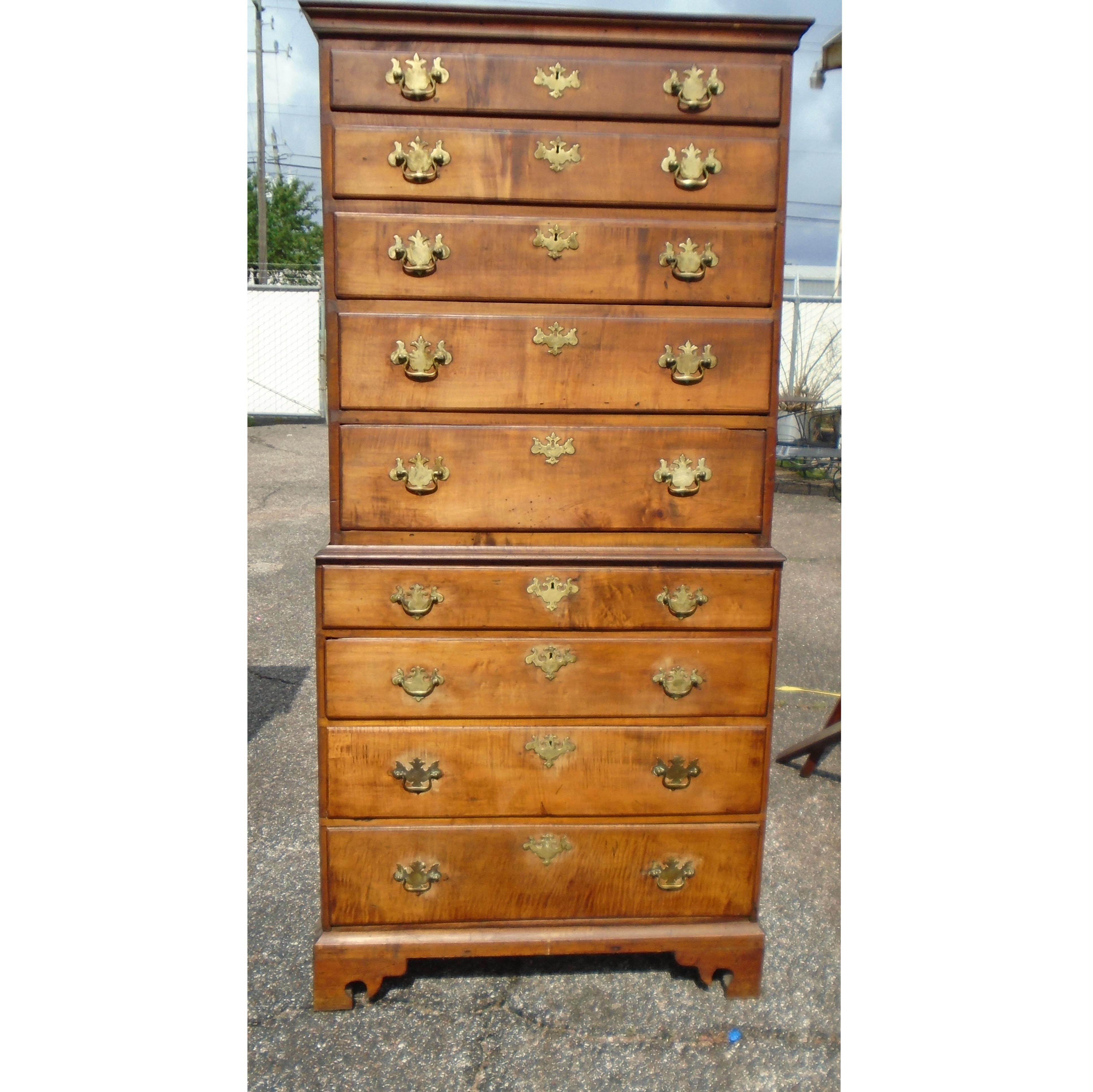 Nine-drawers chest-on-chest

A graduated piece with 9 drawers. 
Brass pulls. Dove-tailed joints.

Measures: 36.5