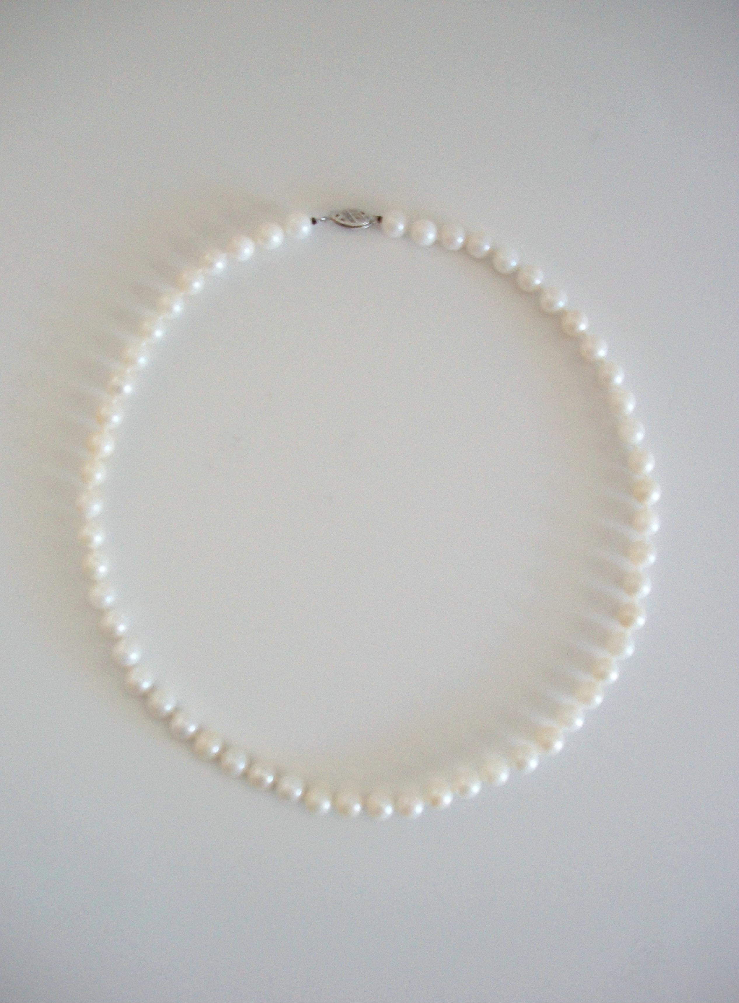 6,5 mm. Collana di perle coltivate bianche - Chiusura in oro bianco 14K - S.S. White - Circa 1980 in vendita 6