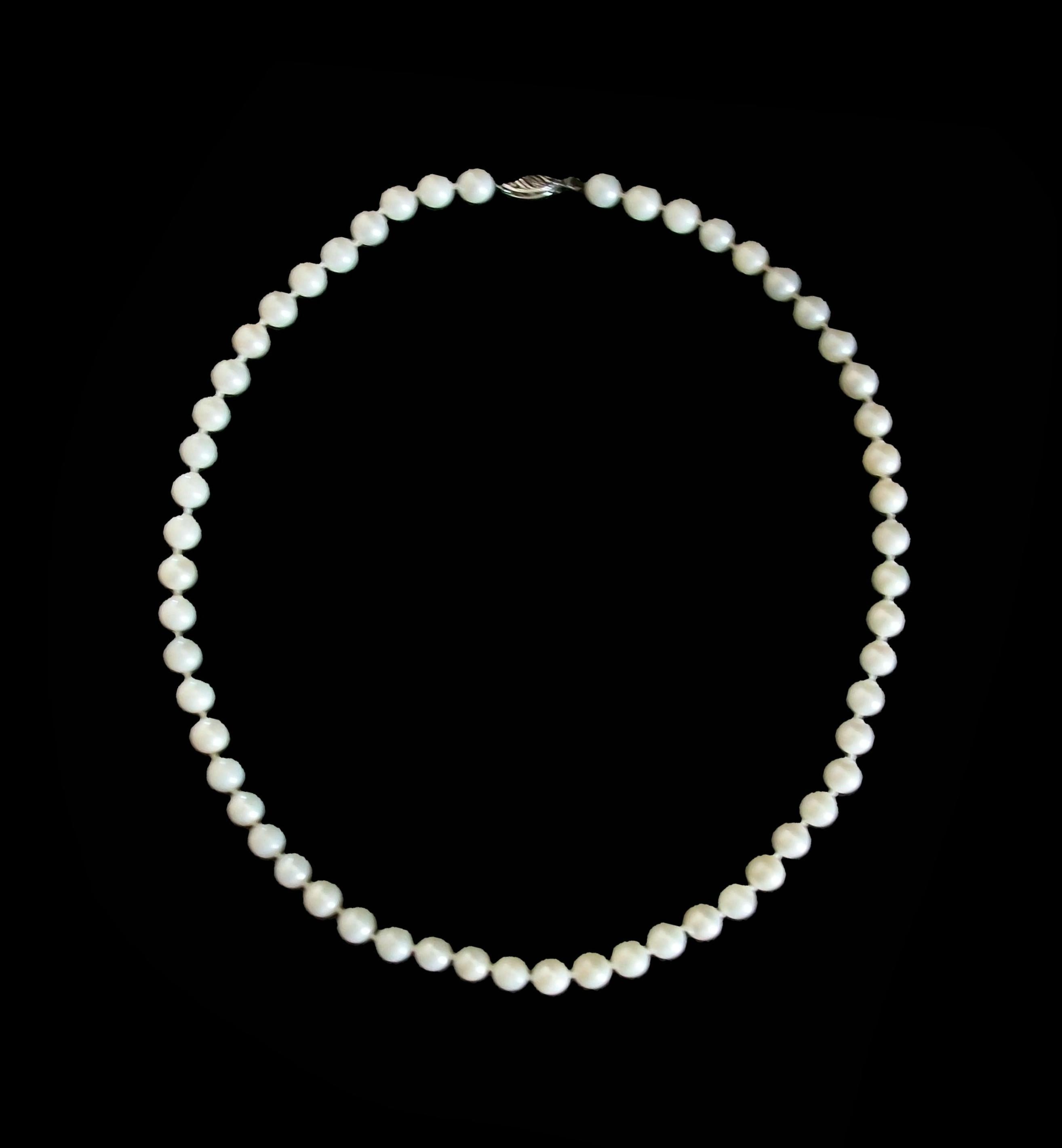 Collana vintage di perle coltivate bianche da 6,5 mm. annodate a mano - un unico filo di 56 perle coltivate - chiusura a scatola e gancio in oro bianco 14K (14K e marchio del produttore sul gancio) - firmata (produttore sconosciuto/non identificato)