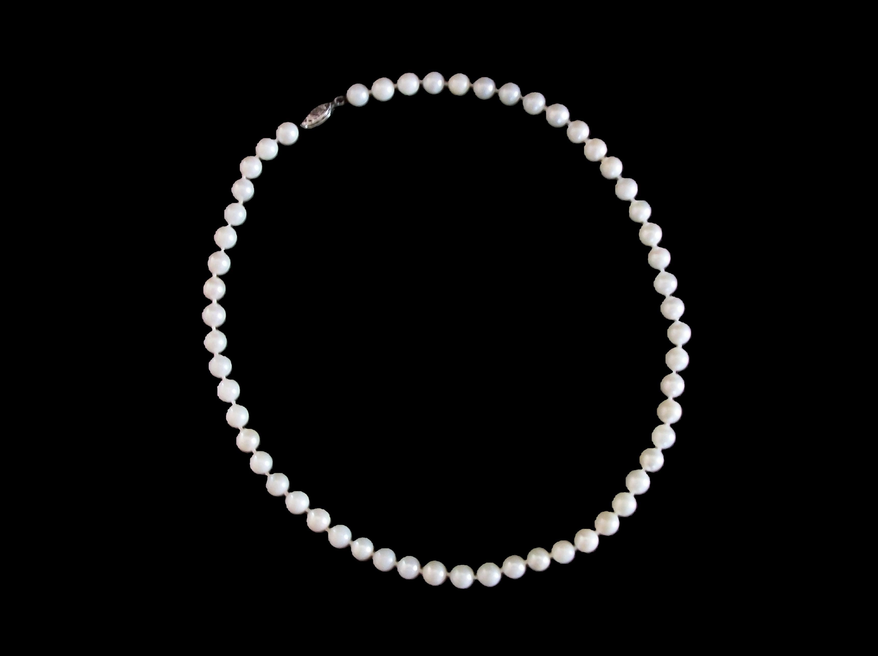 Moderno 6,5 mm. Collana di perle coltivate bianche - Chiusura in oro bianco 14K - S.S. White - Circa 1980 in vendita