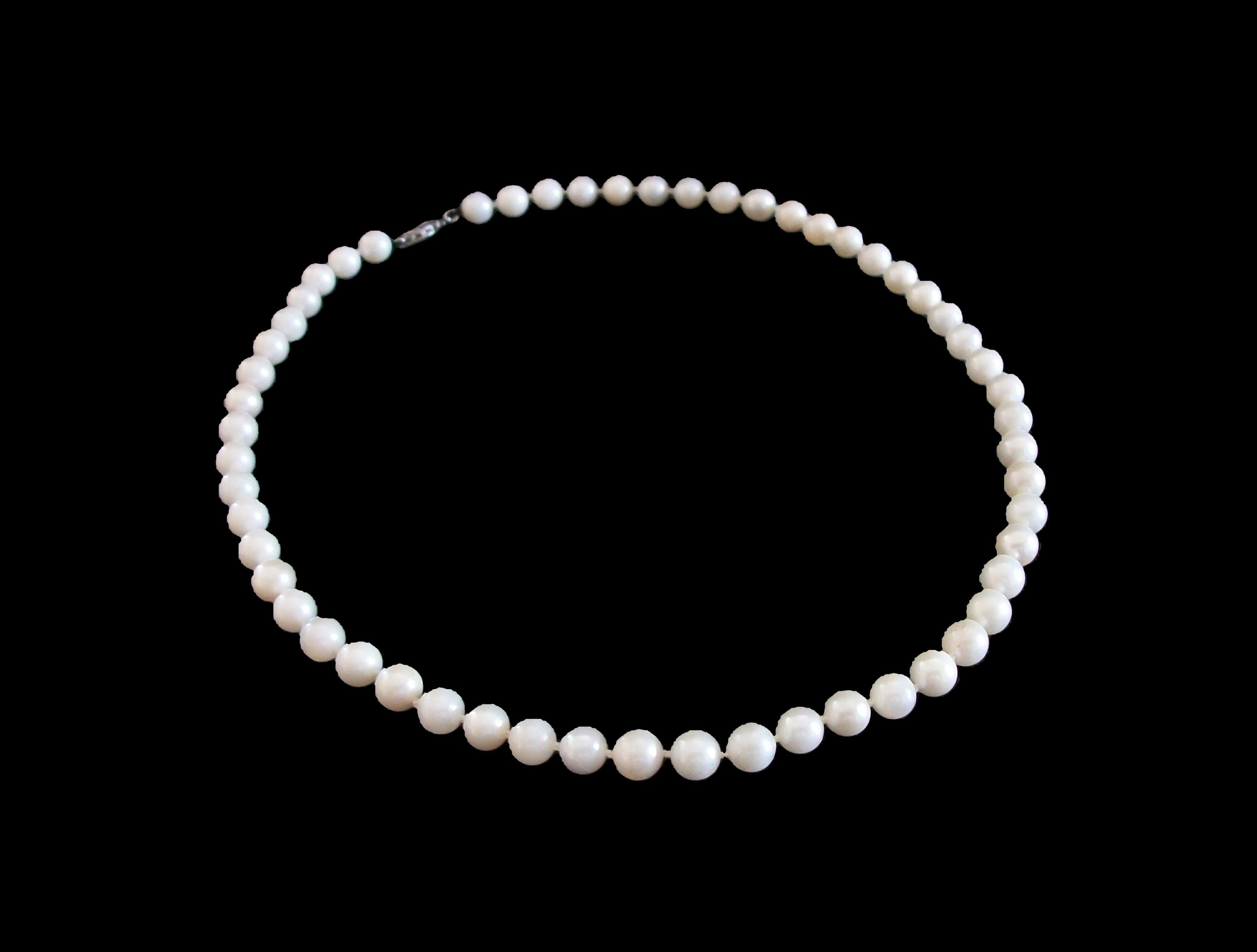 6,5 mm. Collana di perle coltivate bianche - Chiusura in oro bianco 14K - S.S. White - Circa 1980 In condizioni buone in vendita a Chatham, CA