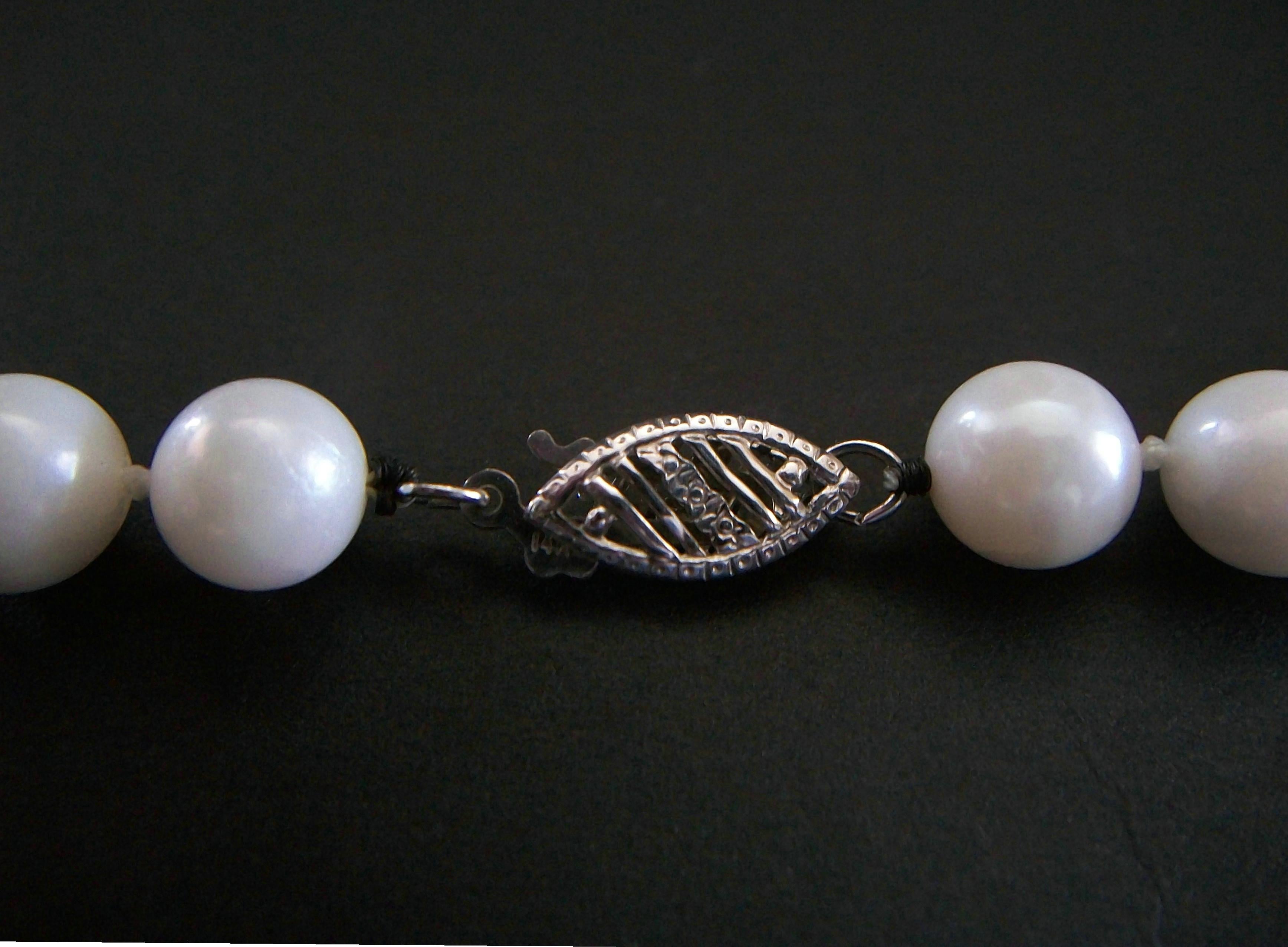 6,5 mm. Collana di perle coltivate bianche - Chiusura in oro bianco 14K - S.S. White - Circa 1980 in vendita 2