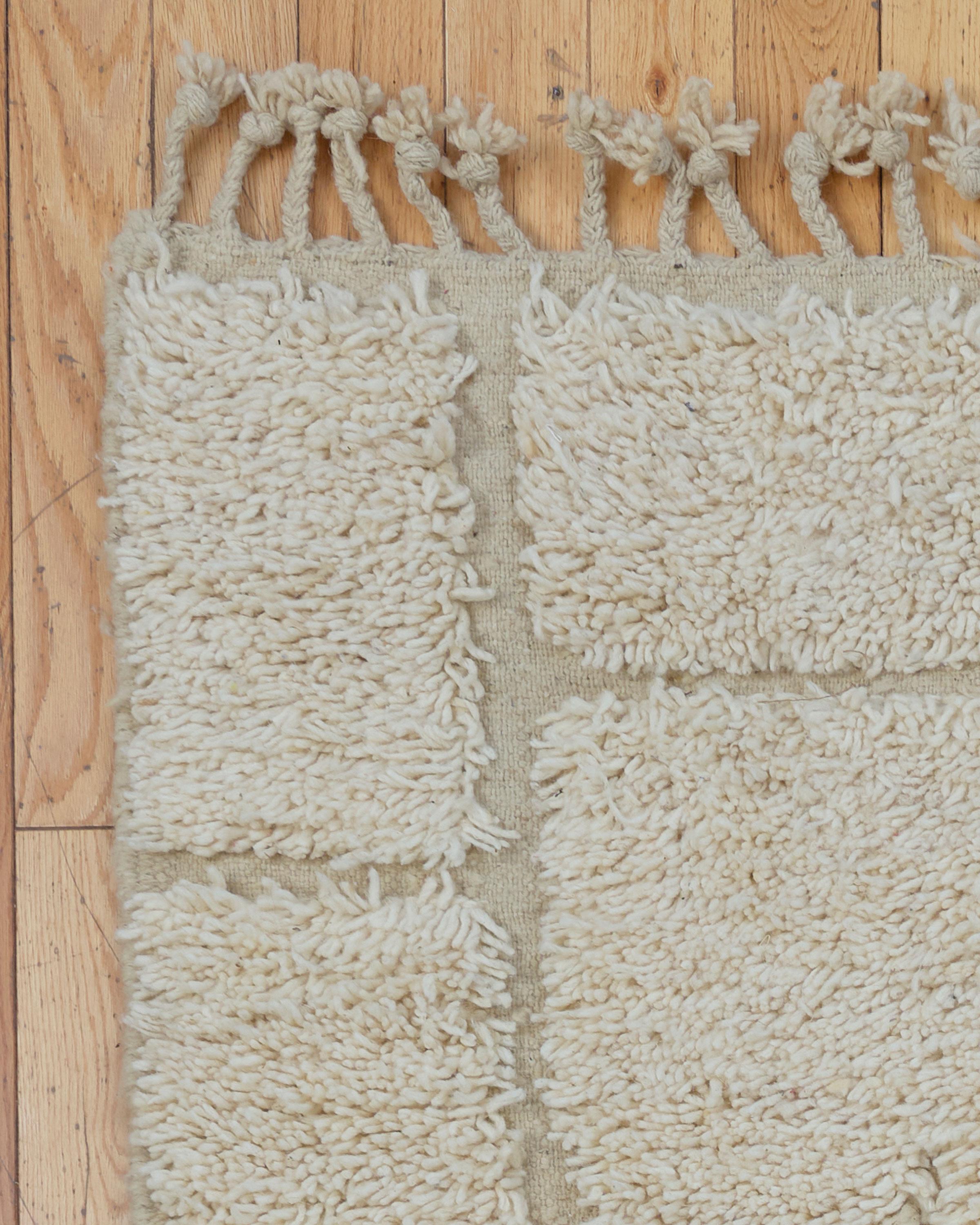 Hand-Crafted 6’5” x 8’11” Egretta Ivory Handmade Moroccan Wool Beni Ouarain Rug For Sale