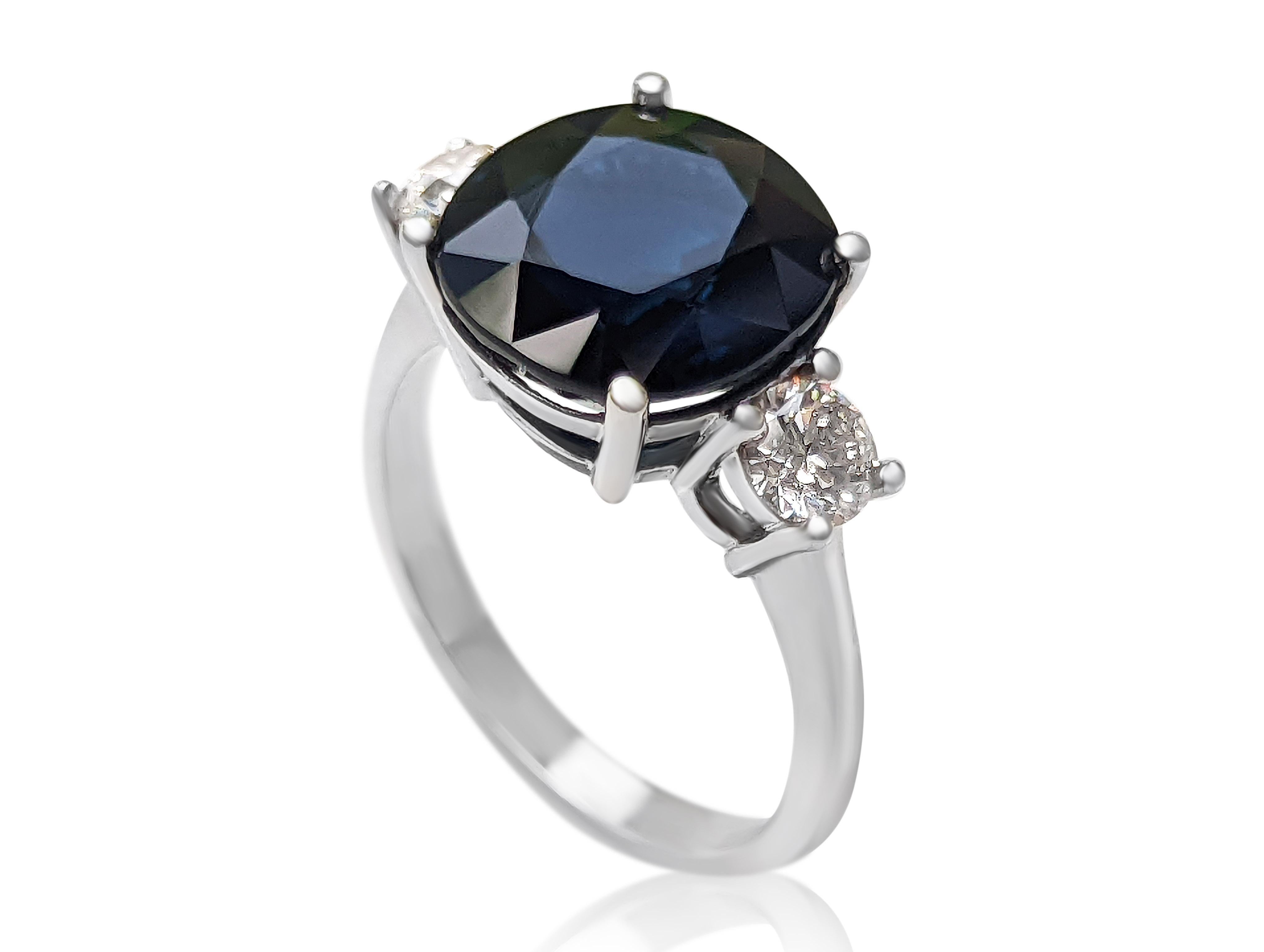 6,50 Karat blauer Saphir und 0,62 Karat Diamanten, 18 Kt. Weißgold-Ring im Zustand „Neu“ in Ramat Gan, IL