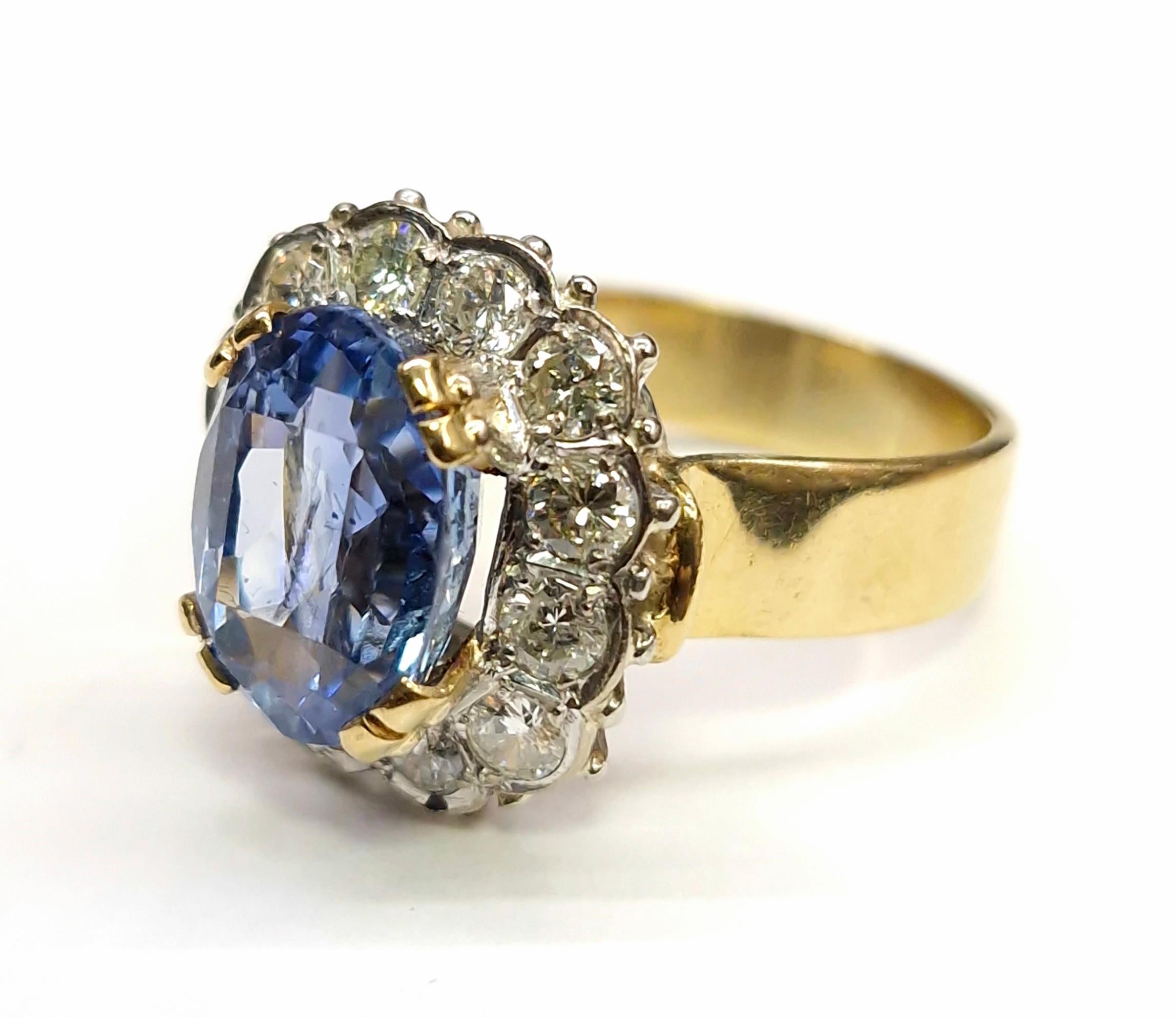 Taglio ovale Anello con zaffiro blu da 6,50 carati e diamante da 1,10 carati in oro giallo e bianco 18 carati in vendita