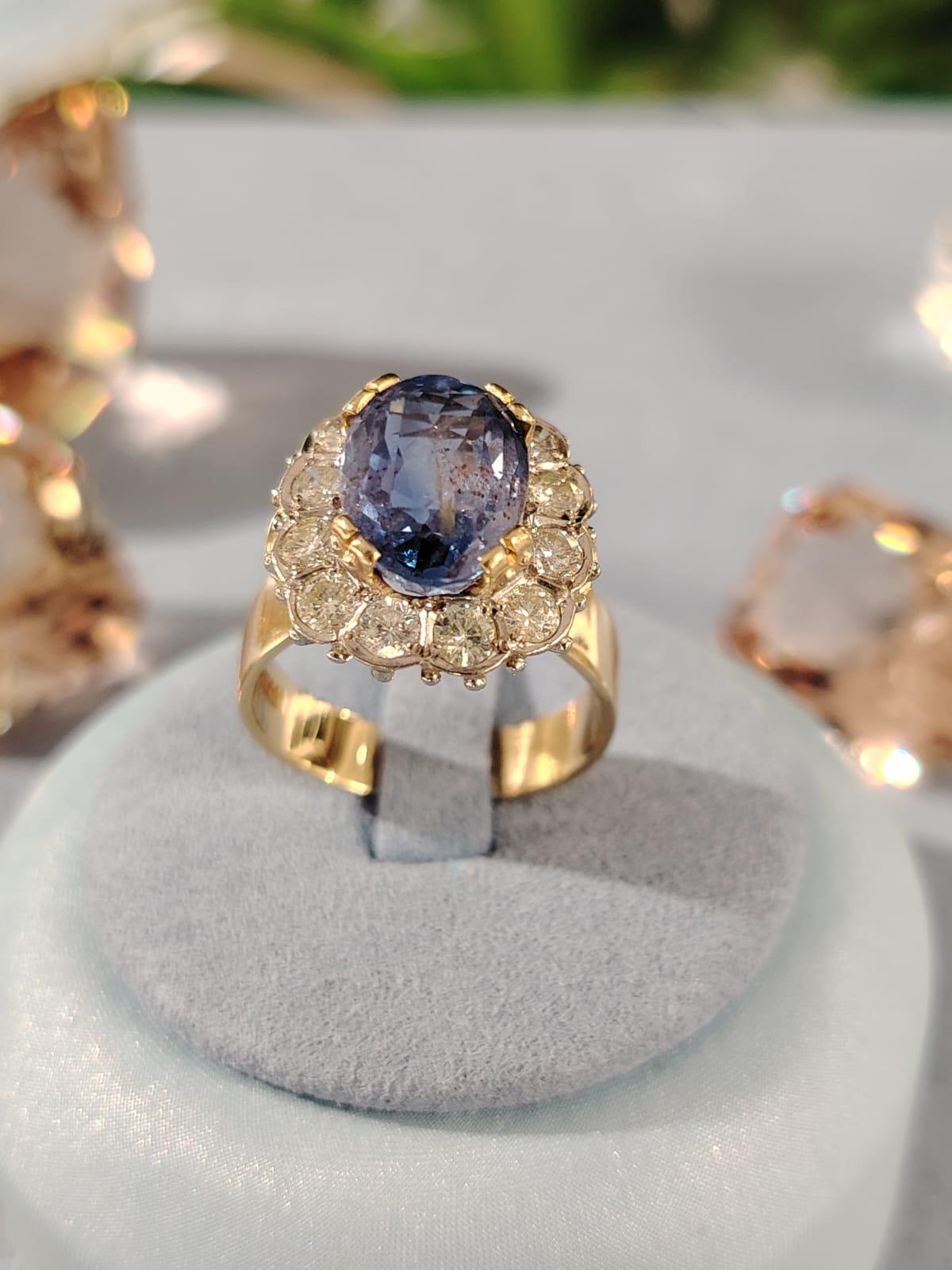 Donna Anello con zaffiro blu da 6,50 carati e diamante da 1,10 carati in oro giallo e bianco 18 carati in vendita
