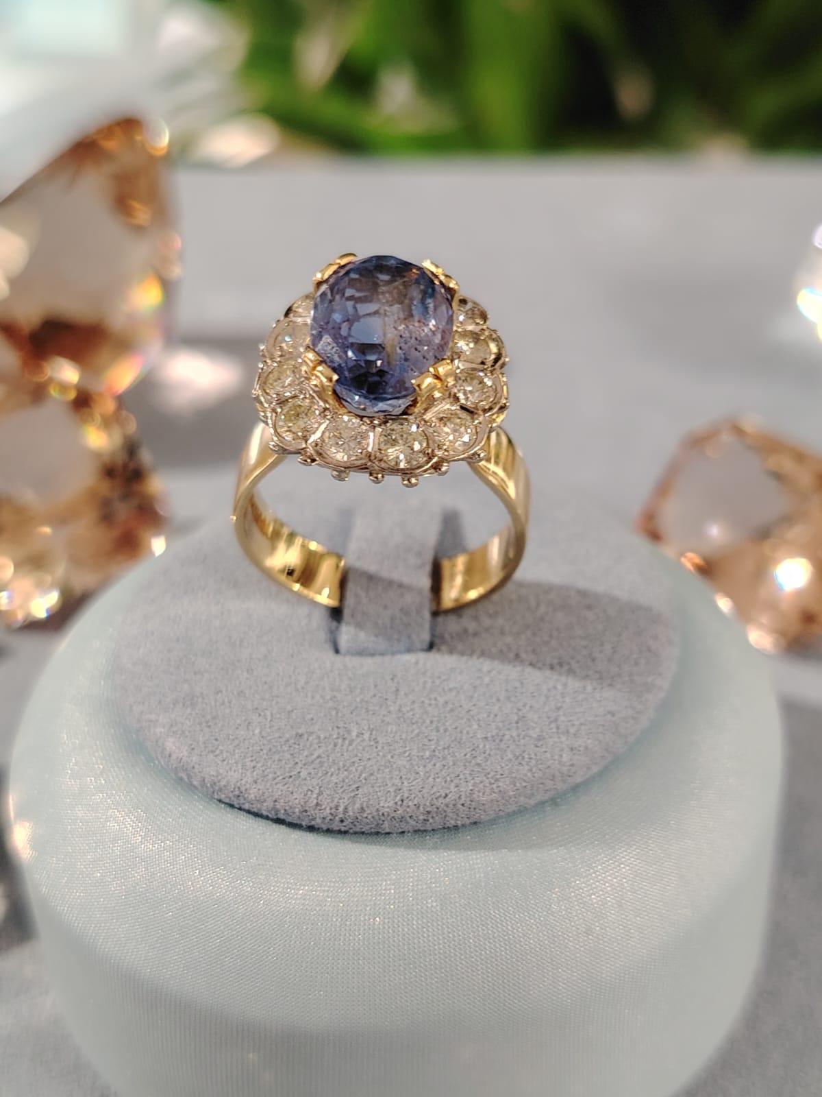 Anello con zaffiro blu da 6,50 carati e diamante da 1,10 carati in oro giallo e bianco 18 carati in vendita 1