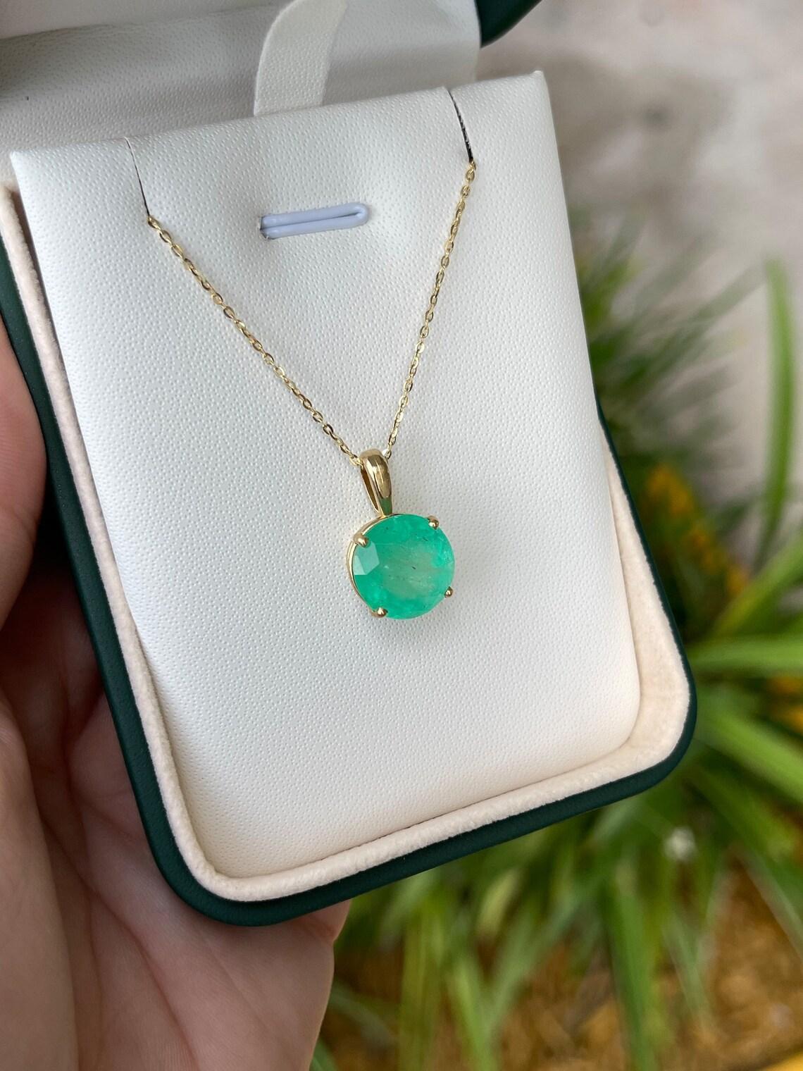 Taille ronde Pendentif solitaire en or 14 carats avec émeraude colombienne de 6,50 carats en vente